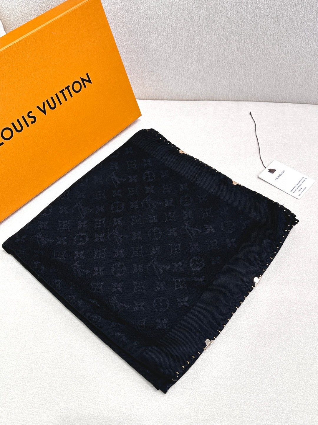 [TOP] Louis Vuitton LV Scarf with Gold Curling 140x140cm - Black