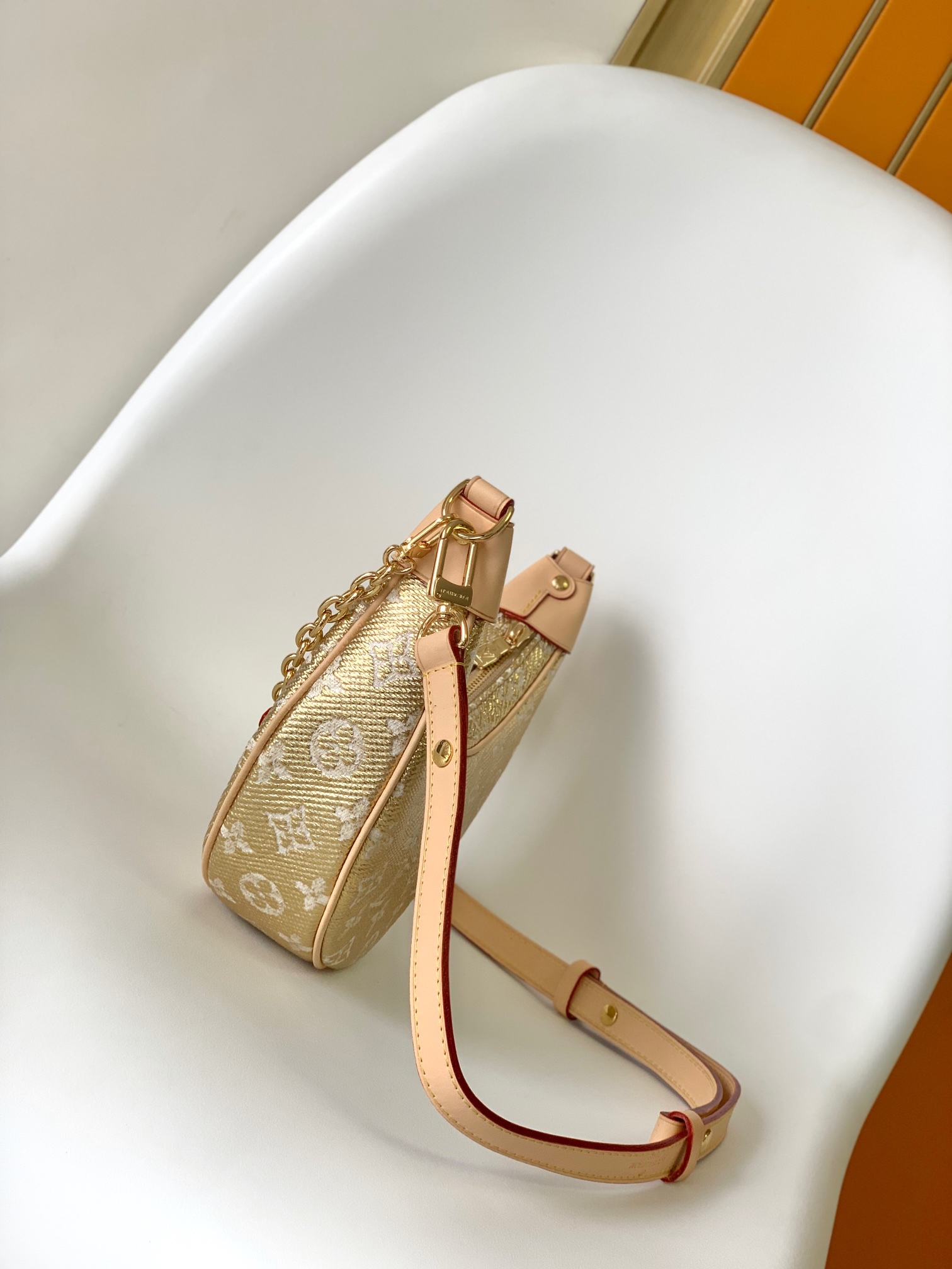 [TOP] Louis Vuitton LV Loop Bag Monogram Jacquard Canvas 23 x 13 x 6cm- Gold