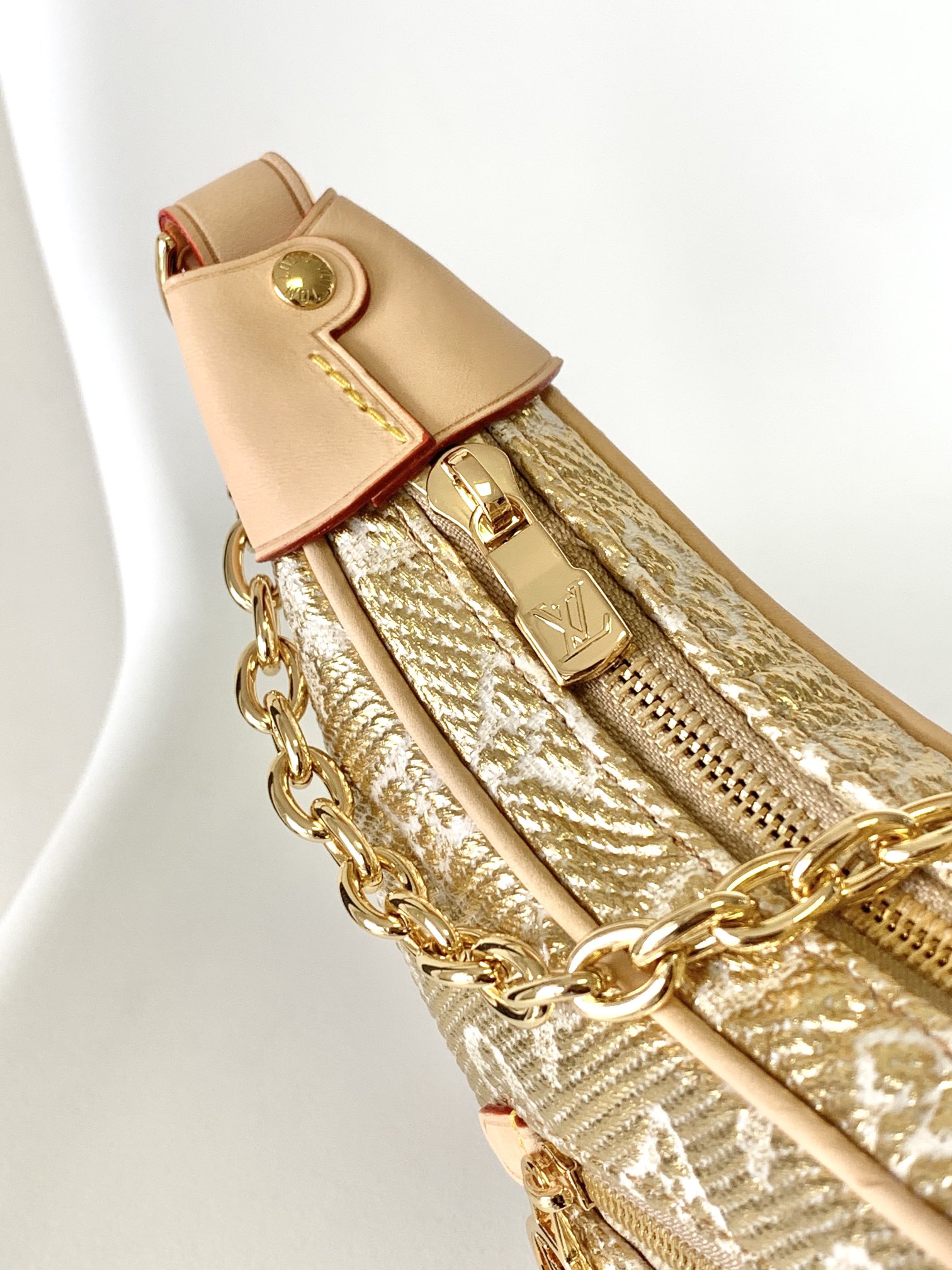 [TOP] Louis Vuitton LV Loop Bag Monogram Jacquard Canvas 23 x 13 x 6cm- Gold