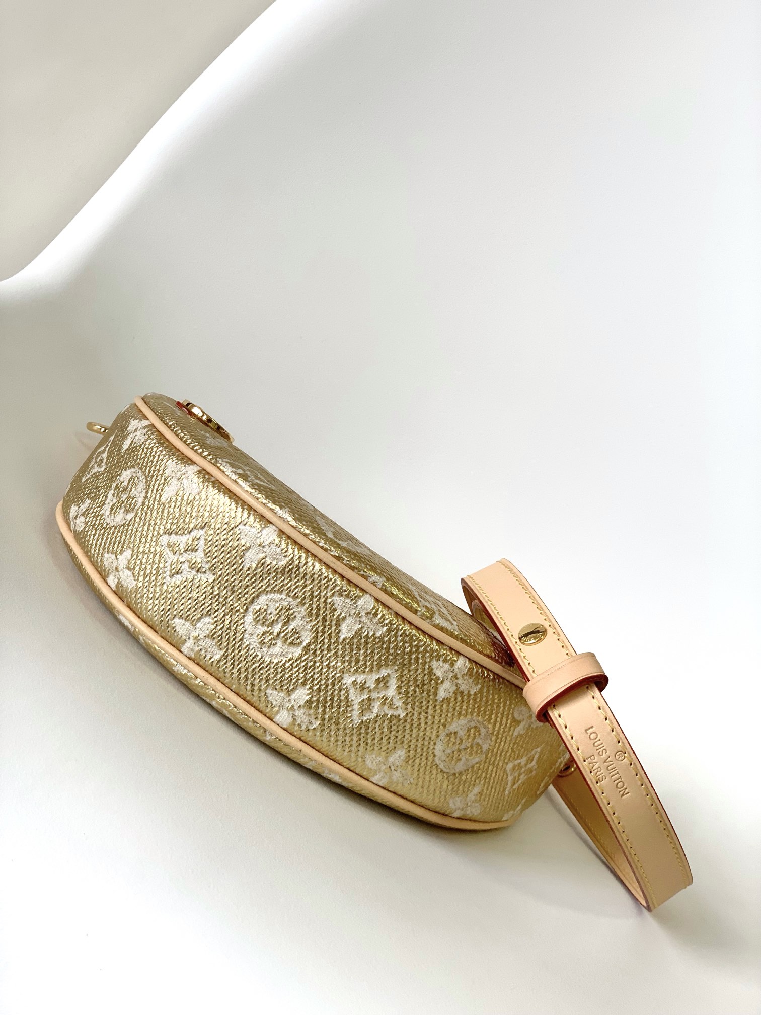 [TOP] Louis Vuitton LV Loop Bag Monogram Jacquard Canvas 23 x 13 x 6cm- Gold