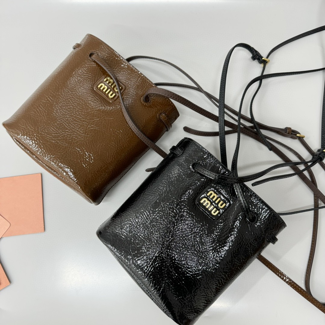 [TOP] Miu Miu Bucket Bag Oil Wax Leather 17*14*7 cm - 2 Color