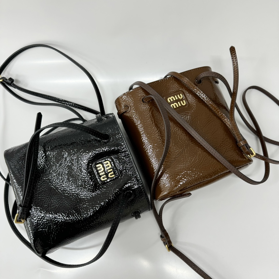 [TOP] Miu Miu Bucket Bag Oil Wax Leather 17*14*7 cm - 2 Color