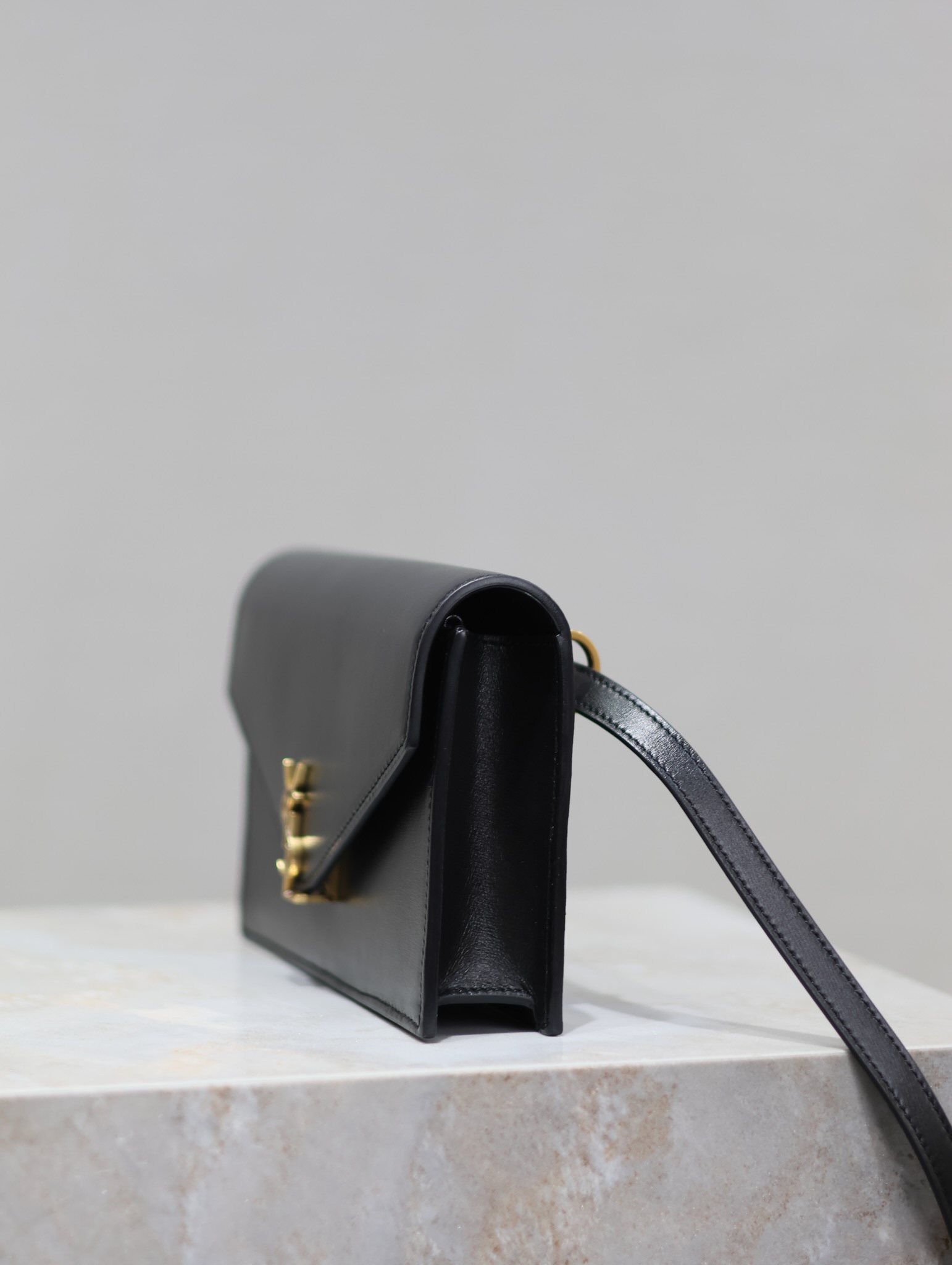 [TOP] Yves Saint Laurent YSL Cassandre-plaque Envelope Belt Bag Calfskin 19x12x3.5cm - Black&GWH