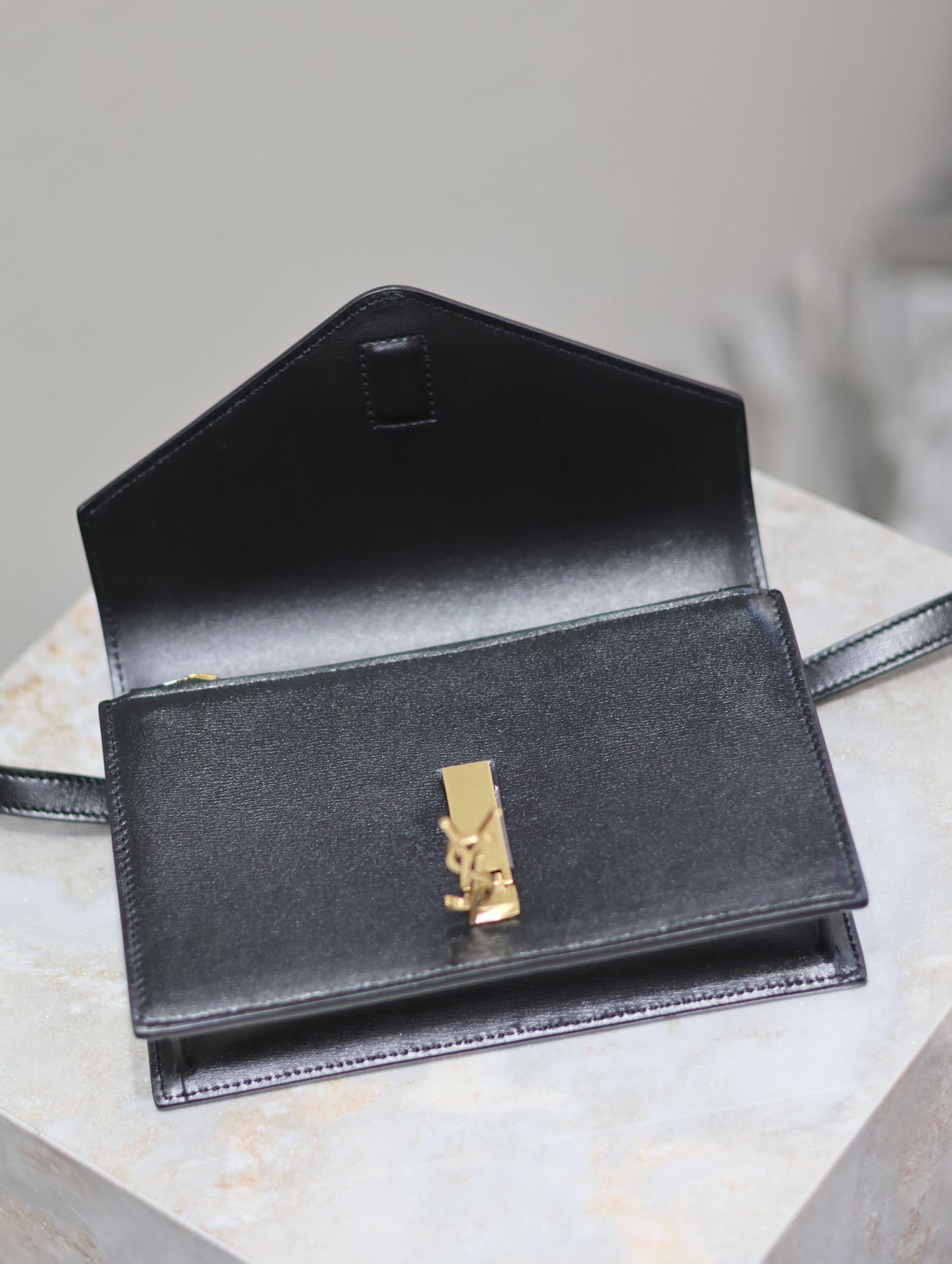 [TOP] Yves Saint Laurent YSL Cassandre-plaque Envelope Belt Bag Calfskin 19x12x3.5cm - Black&GWH