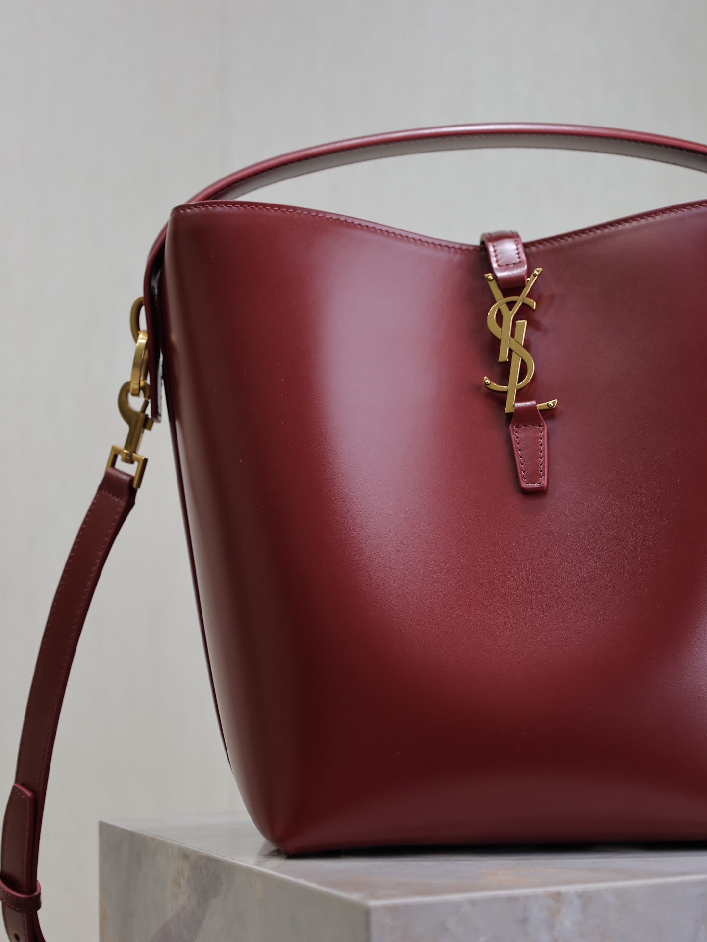 [TOP] Yves Saint Laurent YSL Le 37 Calfskin 26×20×12cm - Dark Red&GHW