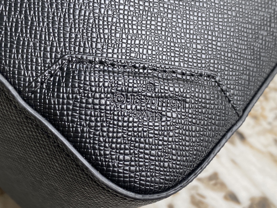 [TOP] Louis Vuitton LV Briefcase Backpack Taiga Leather 29x38.5x11cm - Black