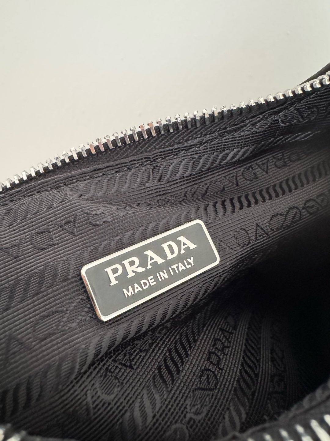 [TOP] PRADA Re-Edition 2000 Bag Hobo Underarm Bag 23x13x5cm - Black