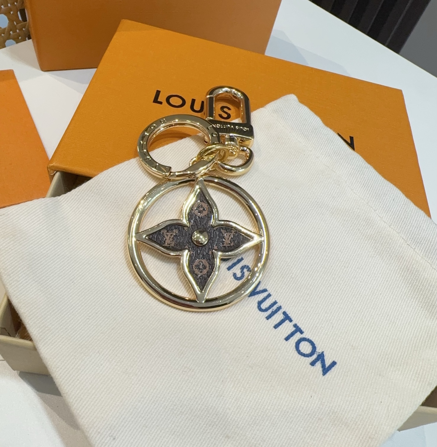 [TOP] Louis Vuitton LV Puzzle Flower Monogram Key Chain  - Gold