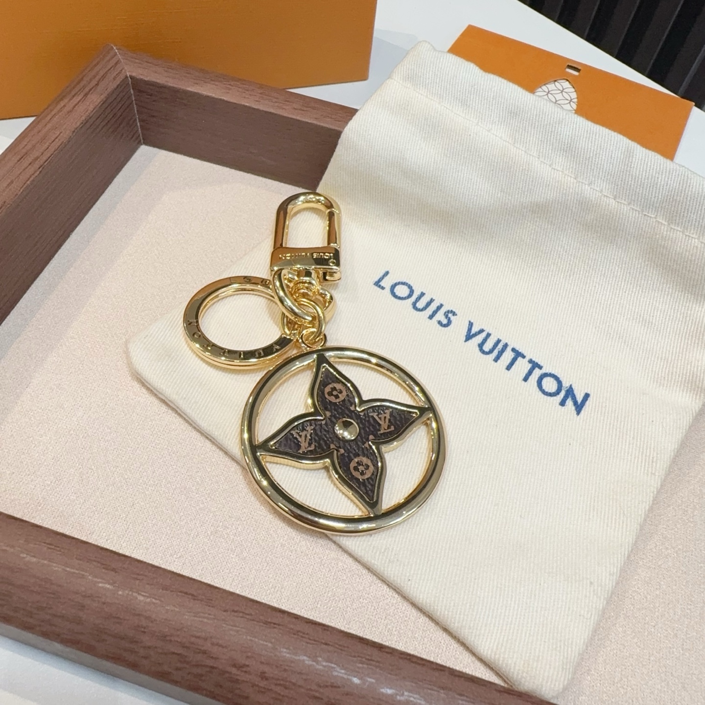 [TOP] Louis Vuitton LV Puzzle Flower Monogram Key Chain  - Gold