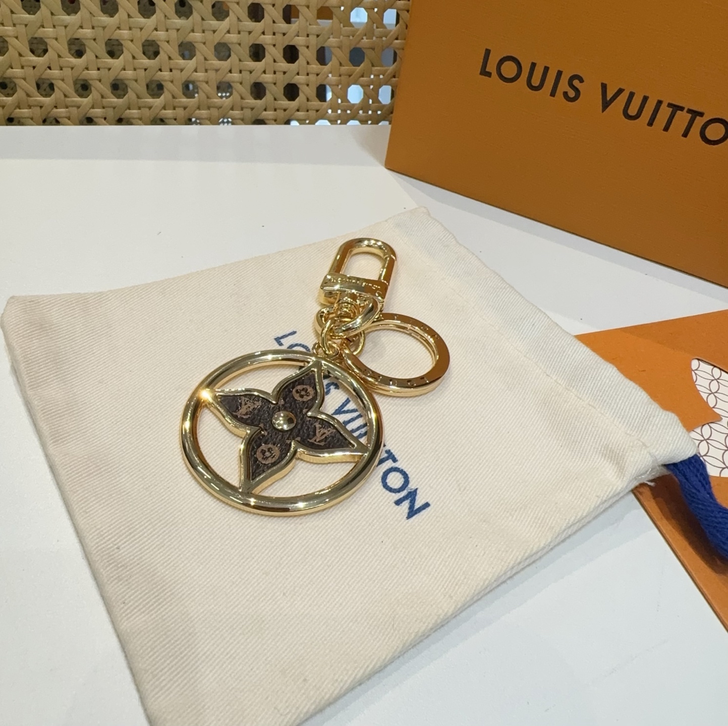[TOP] Louis Vuitton LV Puzzle Flower Monogram Key Chain  - Gold