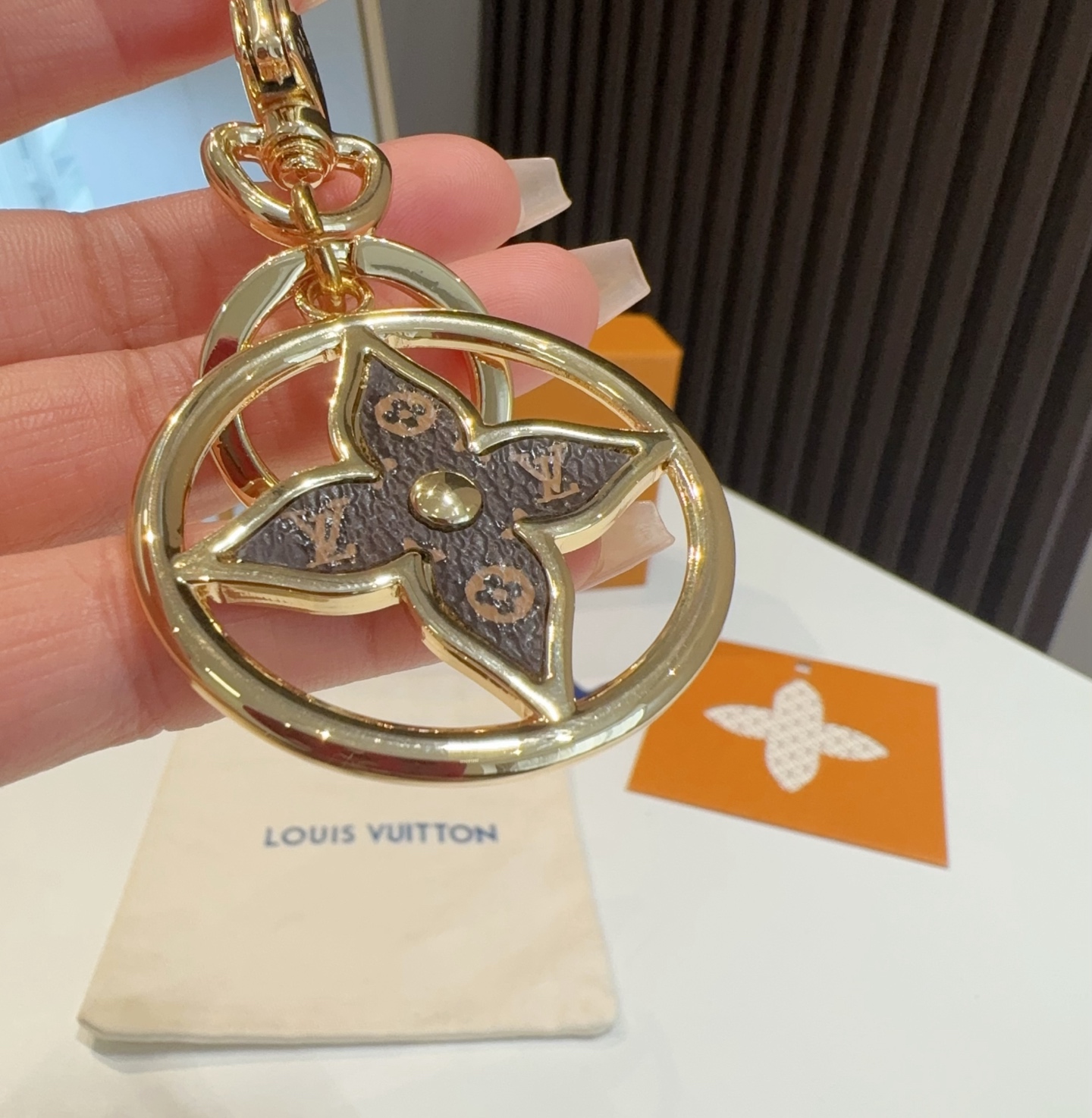 [TOP] Louis Vuitton LV Puzzle Flower Monogram Key Chain  - Gold