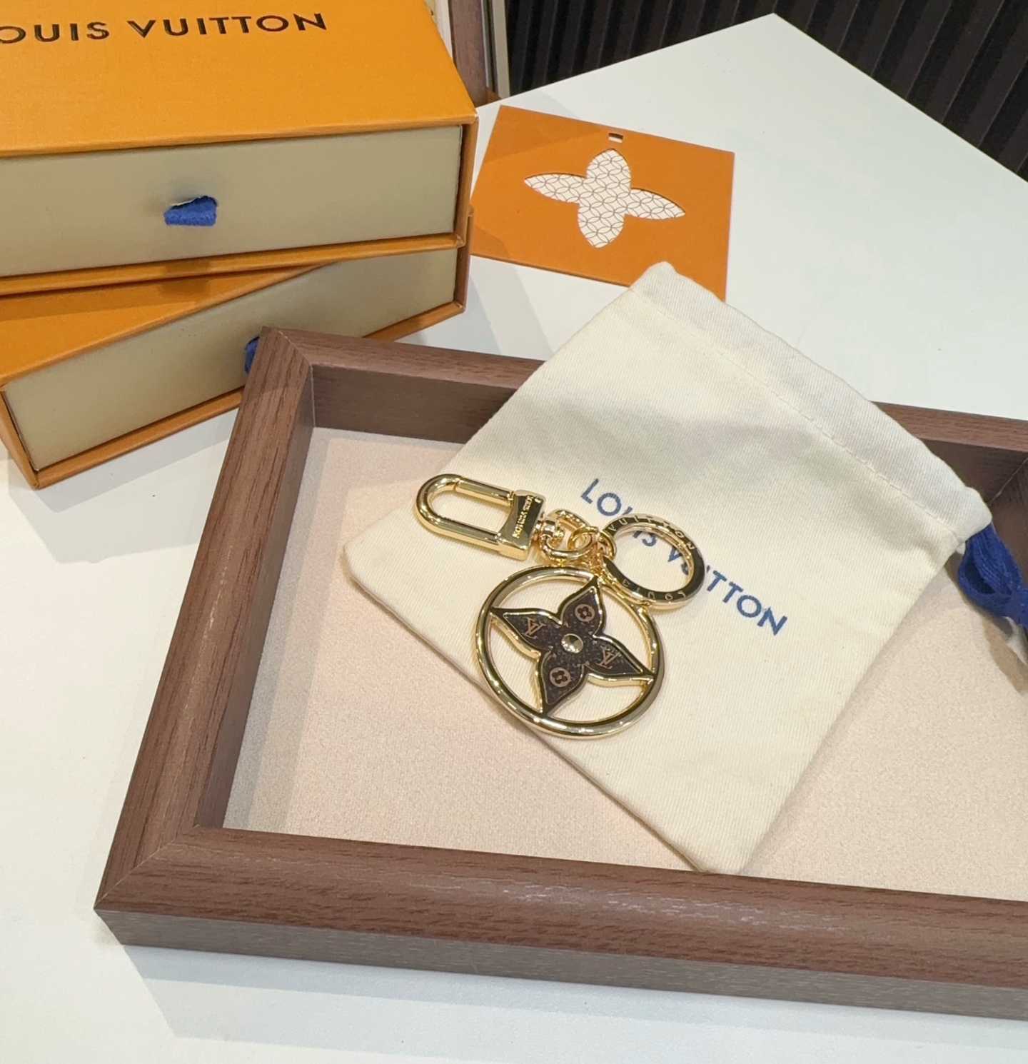 [TOP] Louis Vuitton LV Puzzle Flower Monogram Key Chain  - Gold