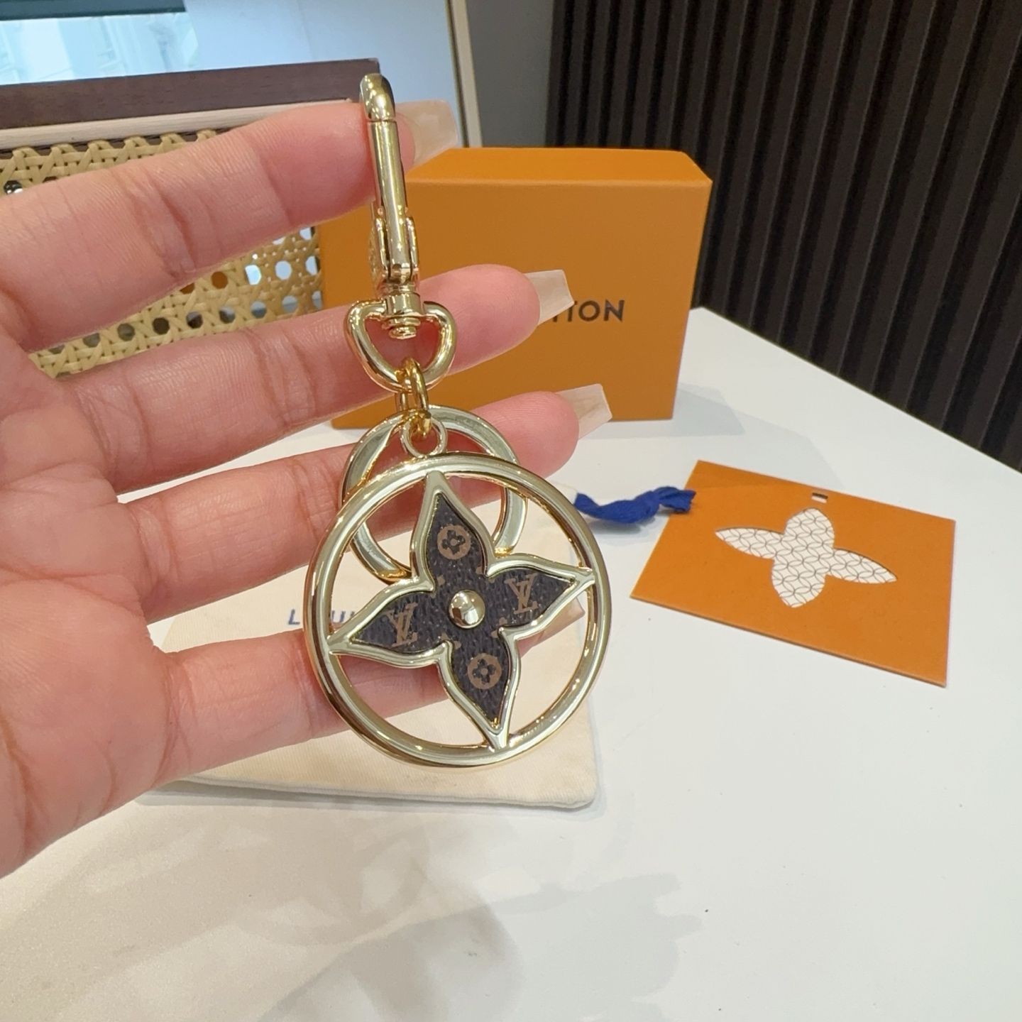 [TOP] Louis Vuitton LV Puzzle Flower Monogram Key Chain  - Gold