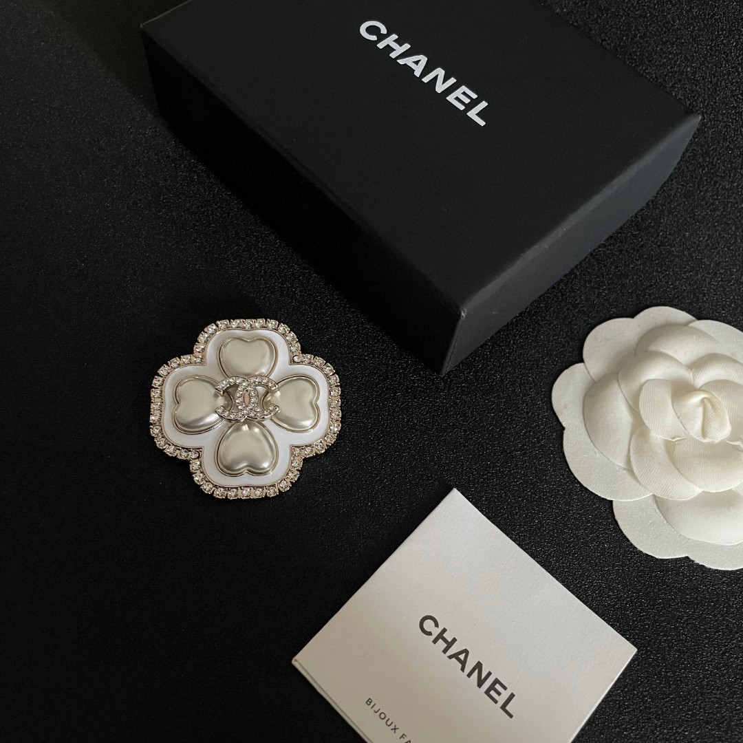 [TOP] CHANEL  Brooch - White and Gold