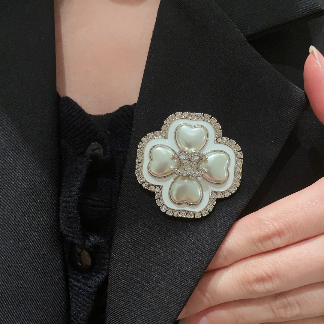 [TOP] CHANEL  Brooch - White and Gold