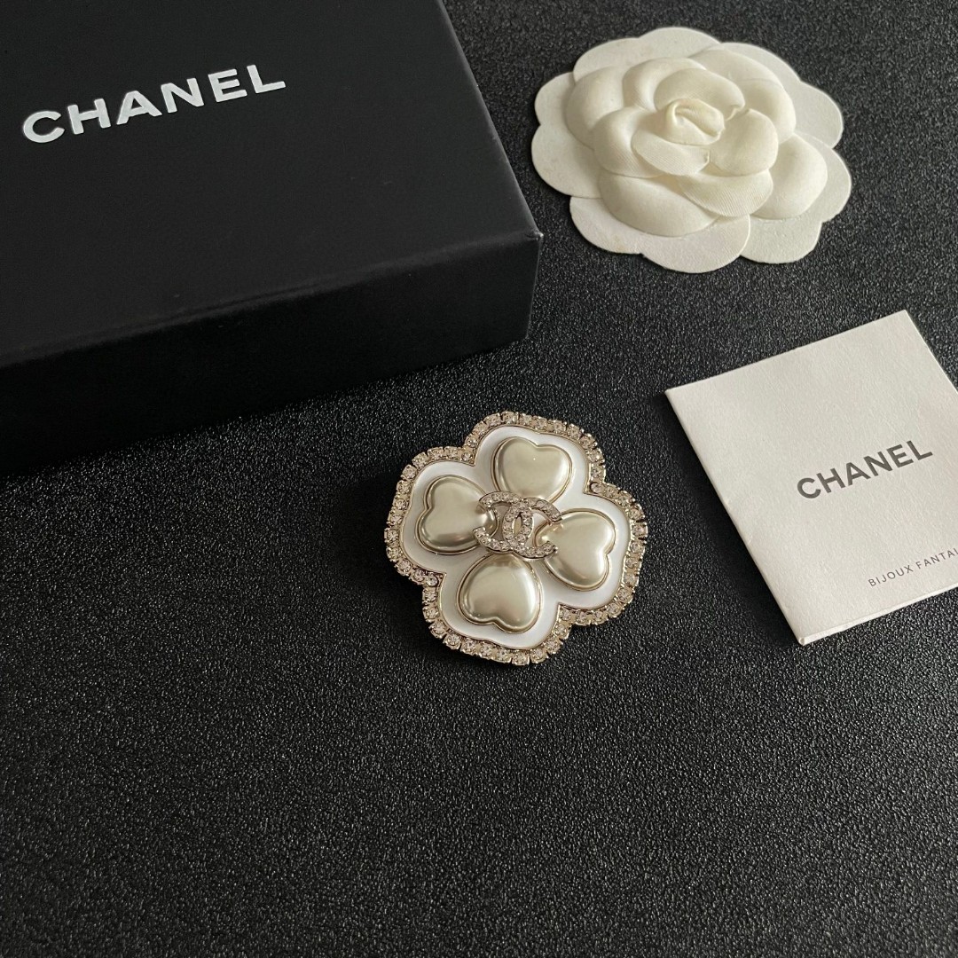 [TOP] CHANEL  Brooch - White and Gold