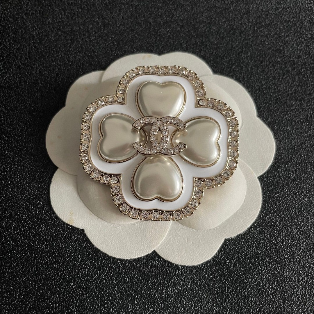 [TOP] CHANEL  Brooch - White and Gold