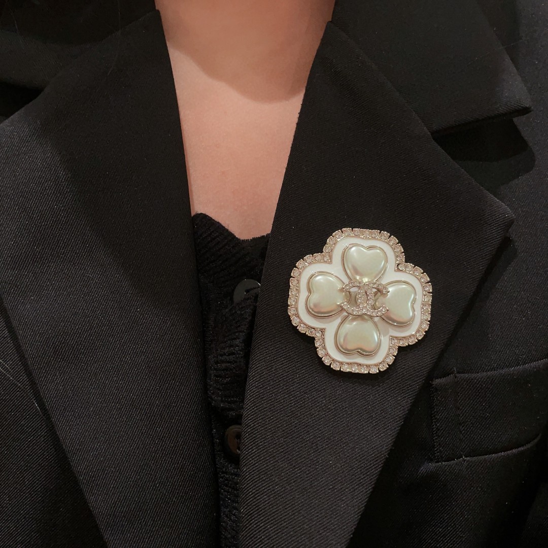 [TOP] CHANEL  Brooch - White and Gold