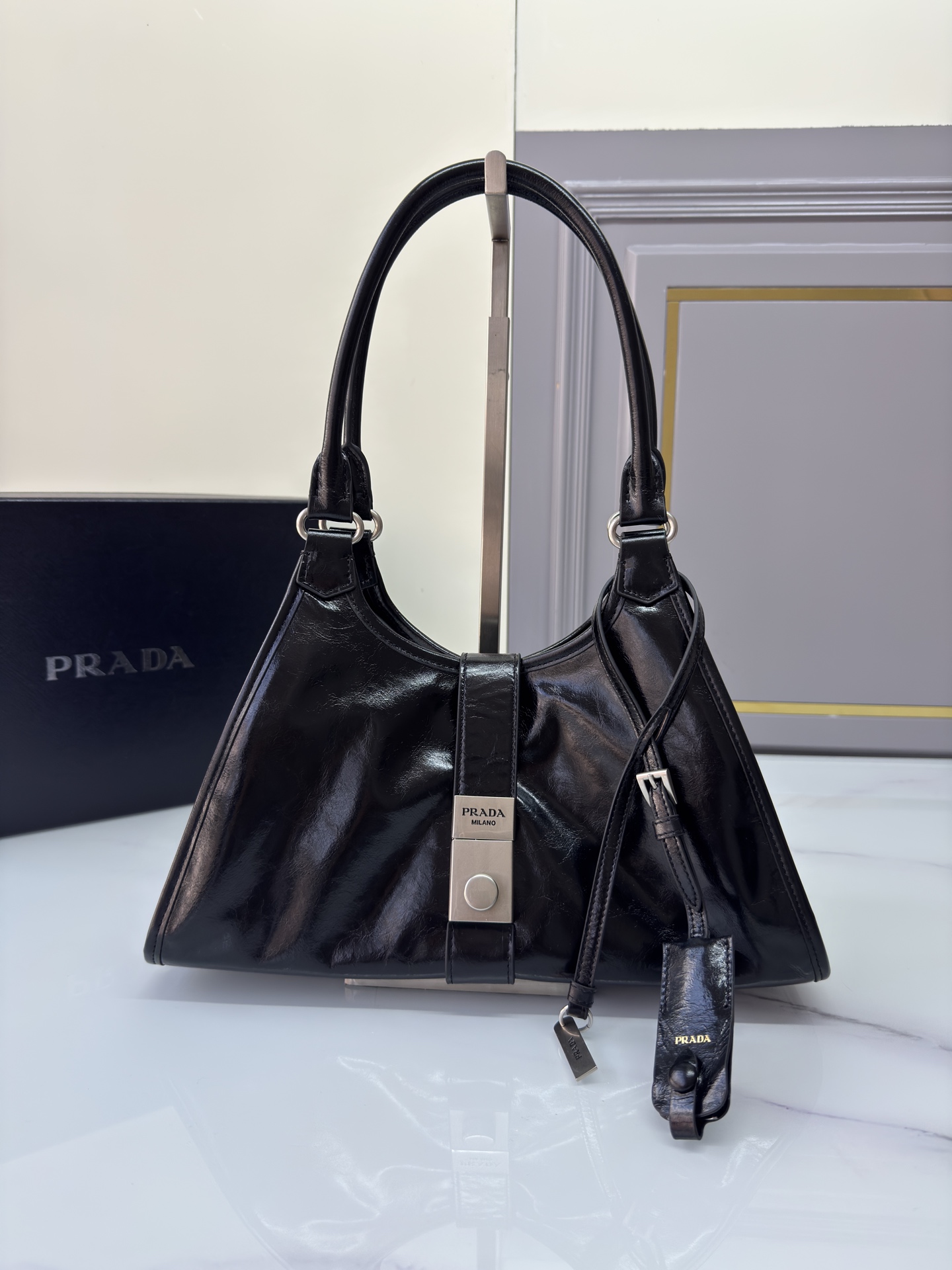 [TOP] PRADA Handbag Oil Wax 30.5x17.5x9cm - Black