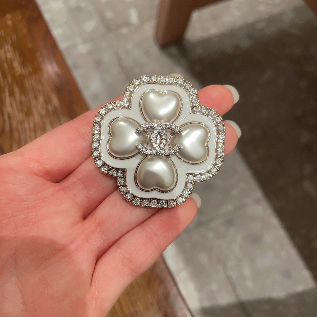 [TOP] CHANEL  Brooch - White and Gold