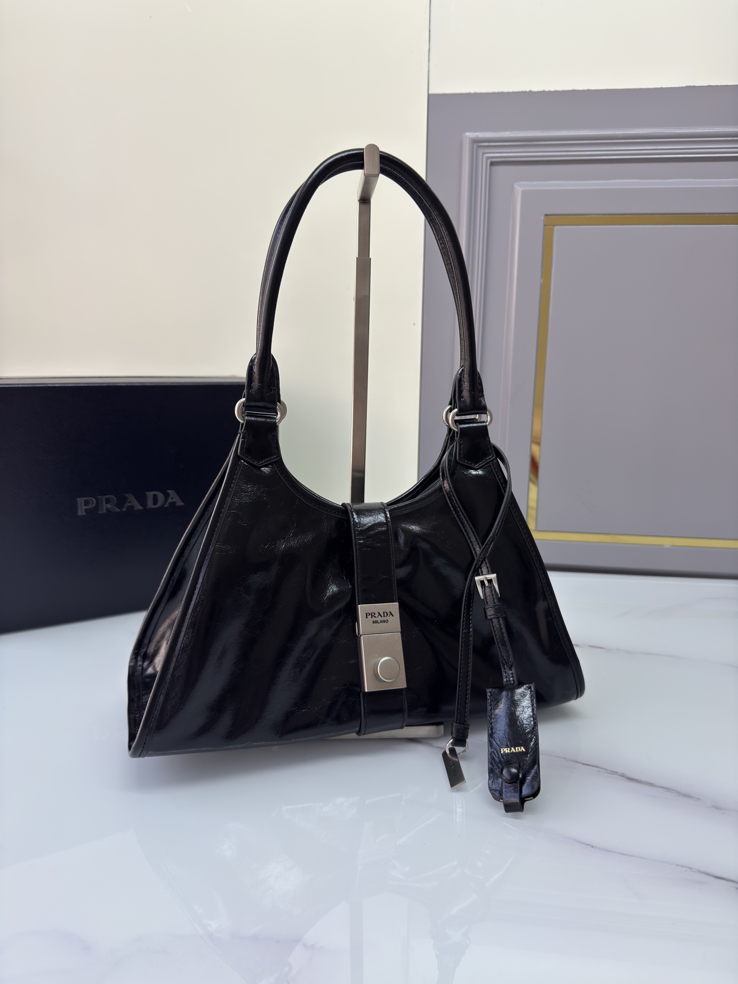 [TOP] PRADA Handbag Oil Wax 30.5x17.5x9cm - Black