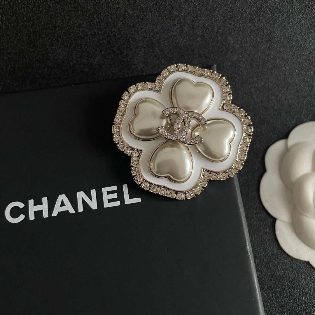 [TOP] CHANEL  Brooch - White and Gold