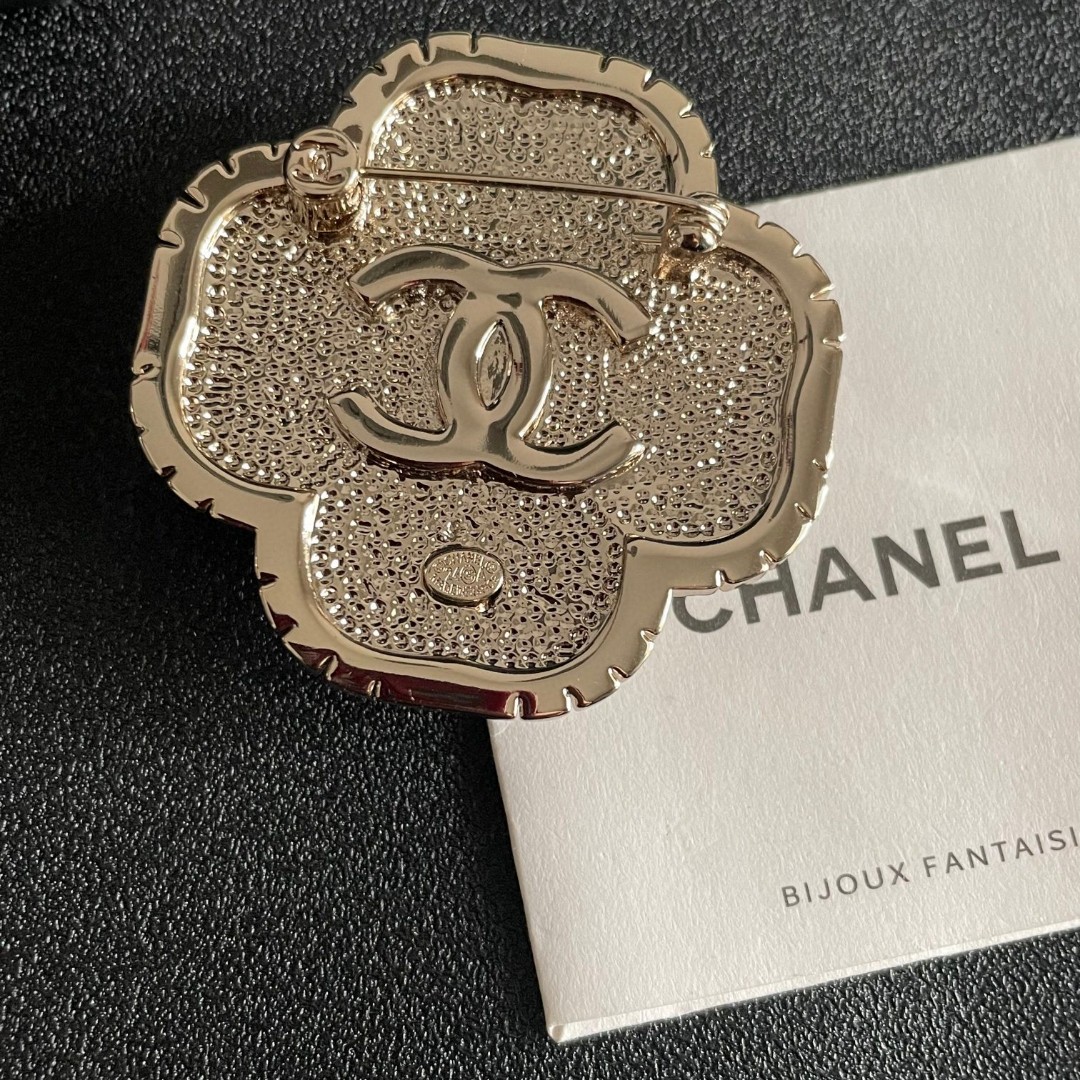[TOP] CHANEL  Brooch - White and Gold