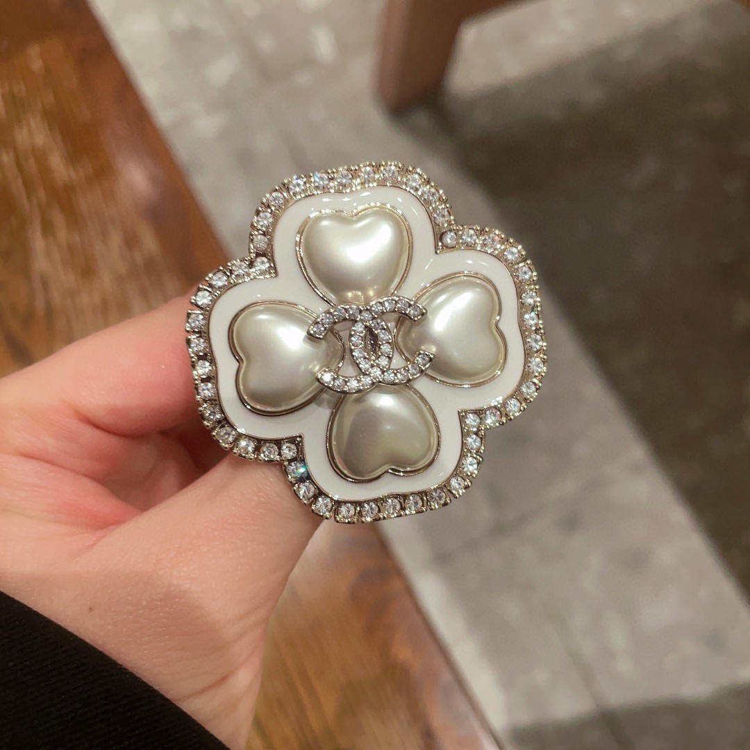 [TOP] CHANEL  Brooch - White and Gold