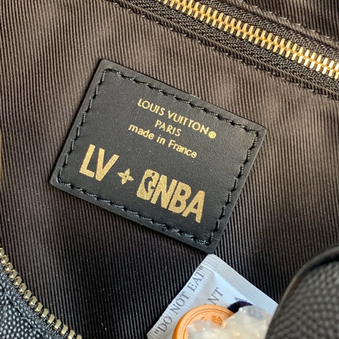 [TOP] Louis Vuitton LV X NBA Cloakroom Dopp Kit Bag Monogram Embossed Leather 15x24x15cm - Black