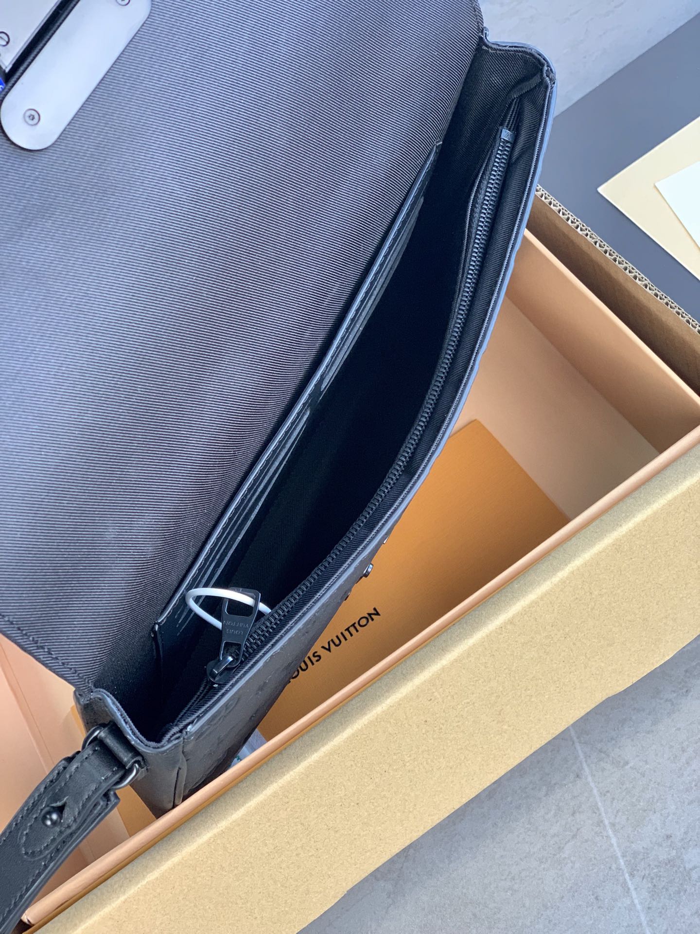 [TOP] Louis Vuitton LV S Lock 4A Bag Monogram Embossed Taurillon Leather 27x21x3.5cm - Black