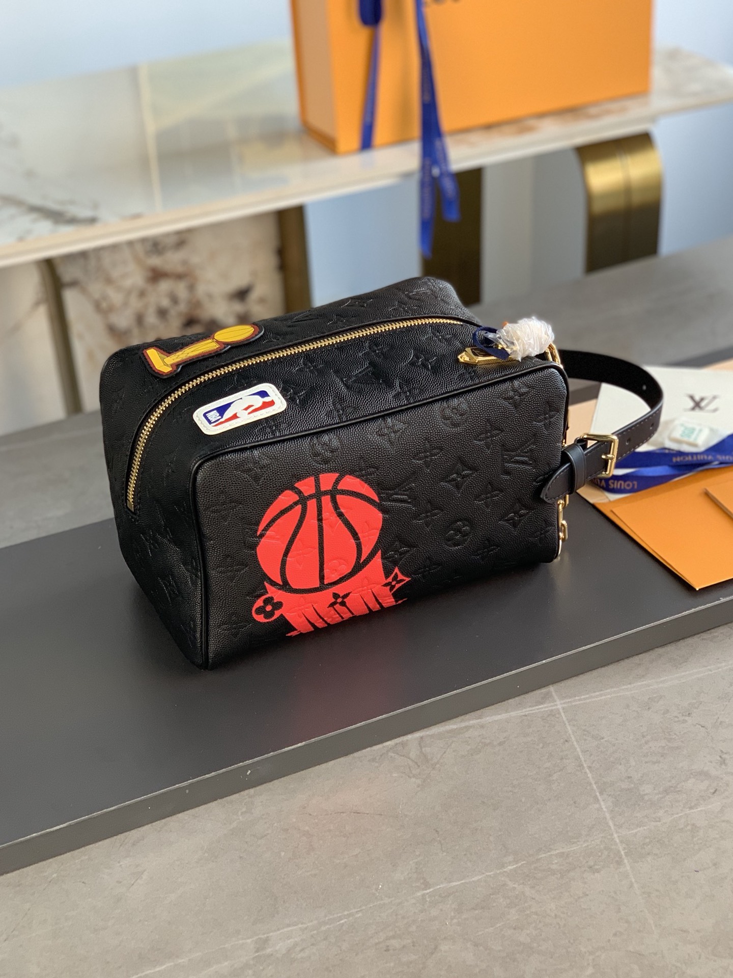 [TOP] Louis Vuitton LV X NBA Cloakroom Dopp Kit Bag Monogram Embossed Leather 15x24x15cm - Black