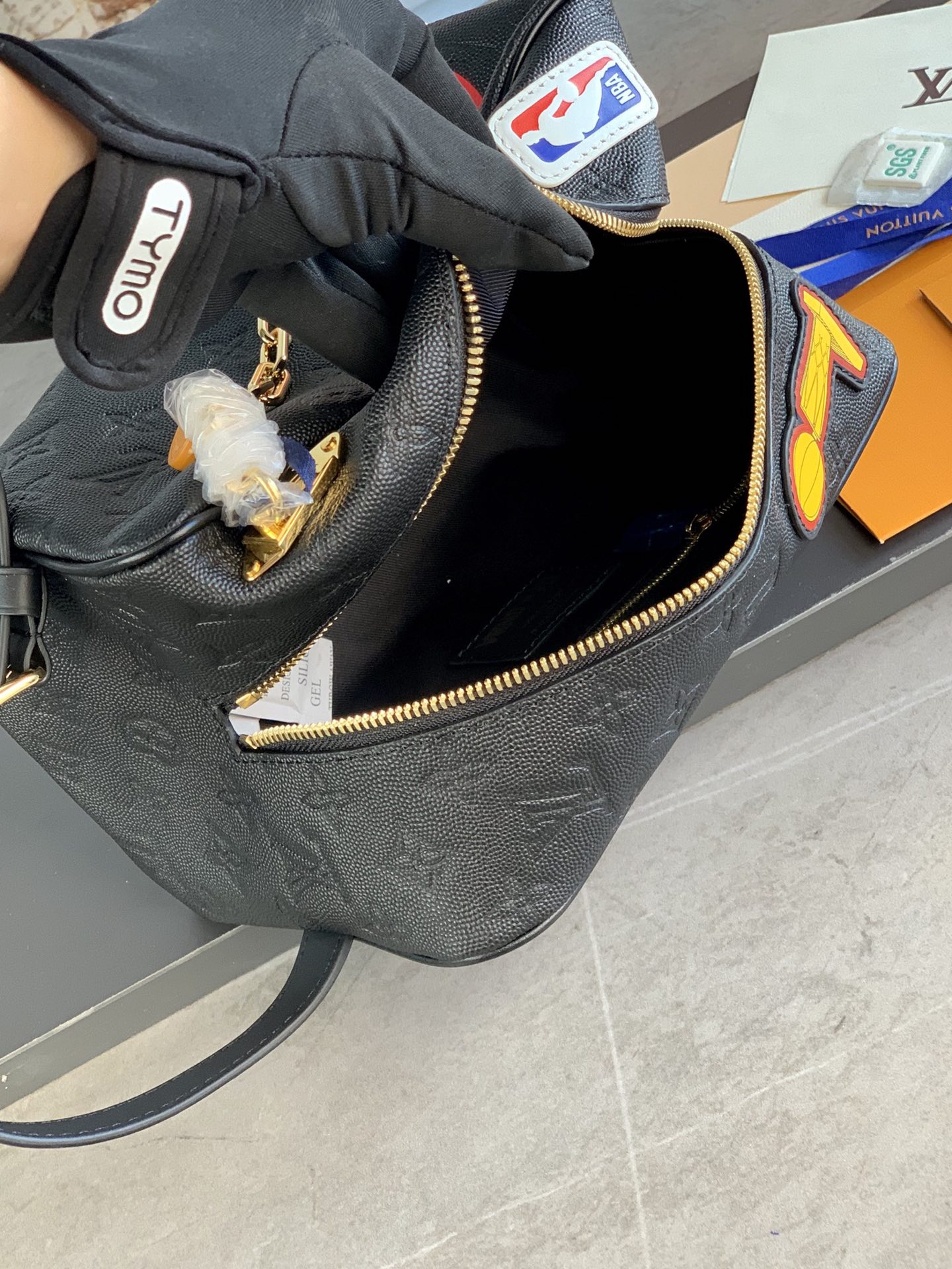 [TOP] Louis Vuitton LV X NBA Cloakroom Dopp Kit Bag Monogram Embossed Leather 15x24x15cm - Black