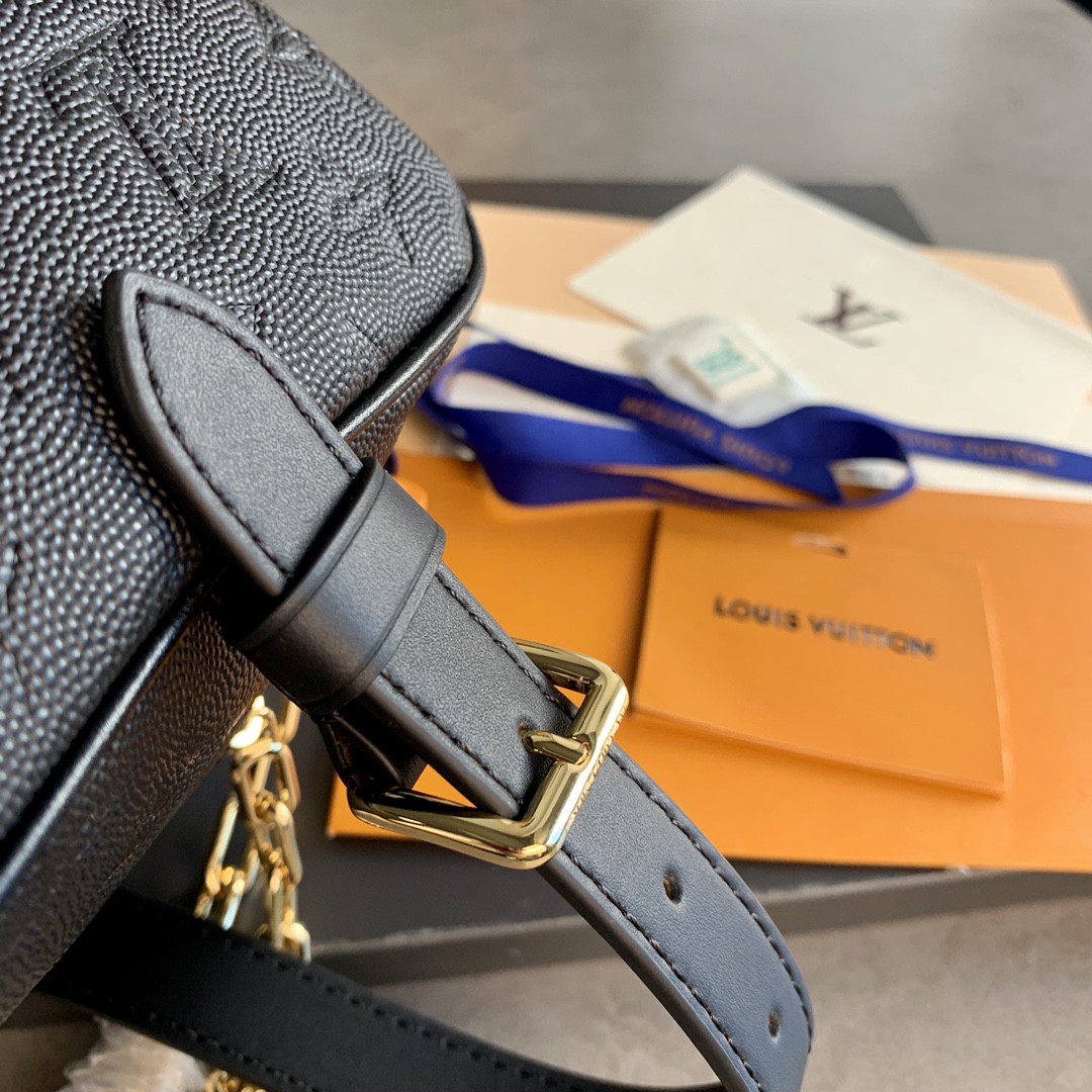 [TOP] Louis Vuitton LV X NBA Cloakroom Dopp Kit Bag Monogram Embossed Leather 15x24x15cm - Black