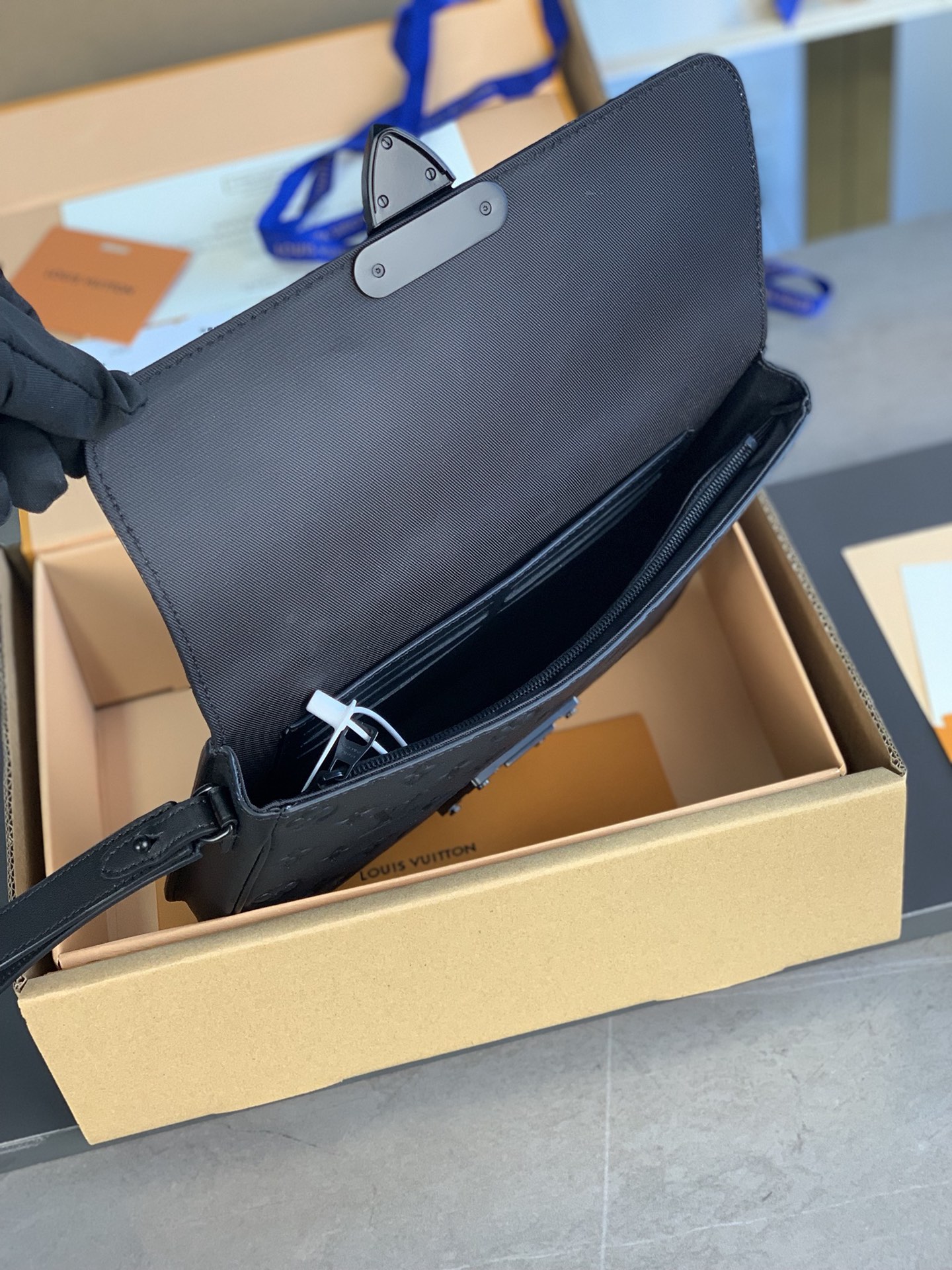 [TOP] Louis Vuitton LV S Lock 4A Bag Monogram Embossed Taurillon Leather 27x21x3.5cm - Black