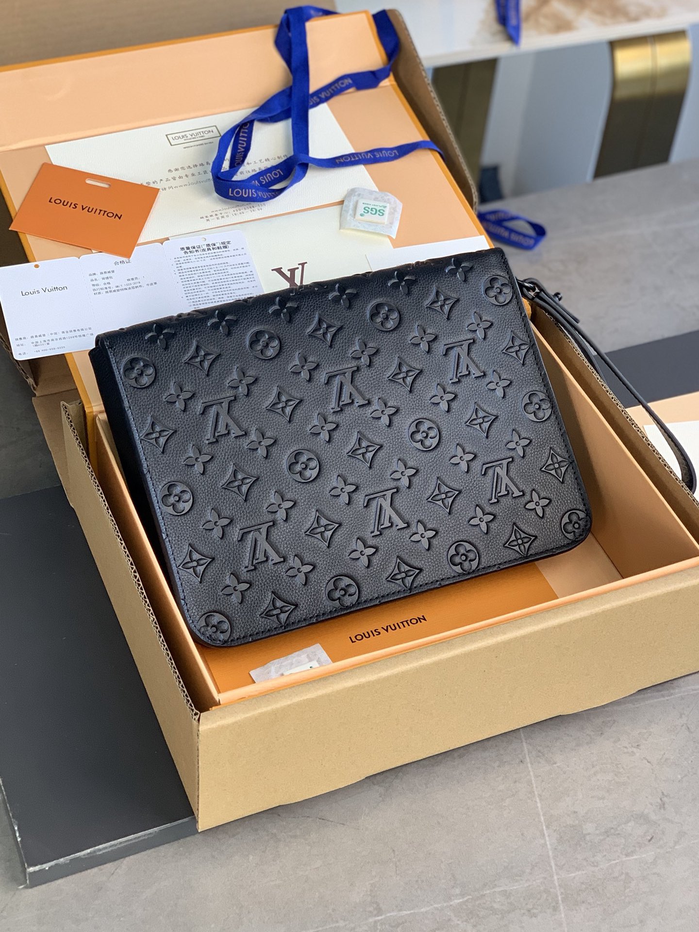 [TOP] Louis Vuitton LV S Lock 4A Bag Monogram Embossed Taurillon Leather 27x21x3.5cm - Black