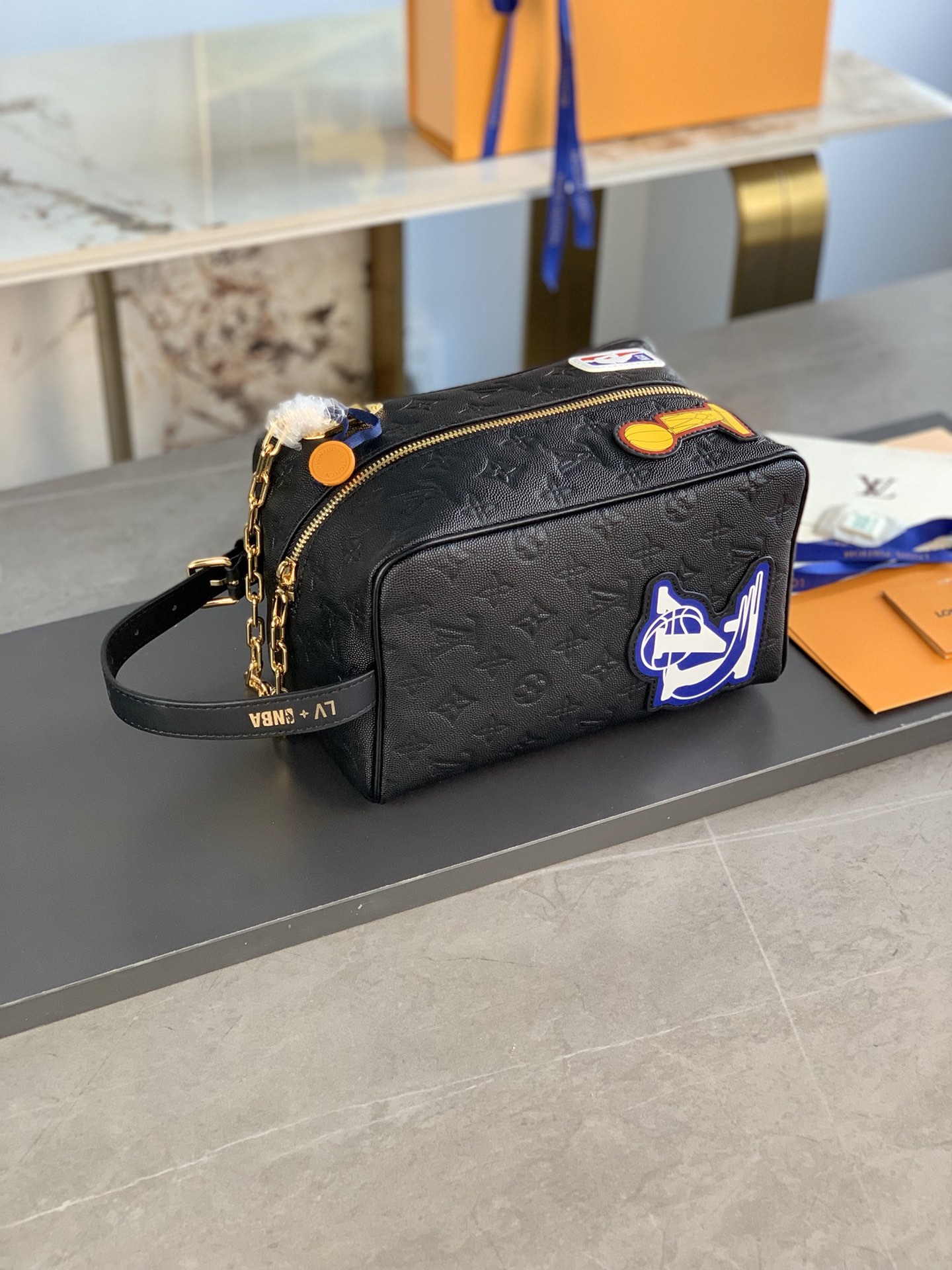 [TOP] Louis Vuitton LV X NBA Cloakroom Dopp Kit Bag Monogram Embossed Leather 15x24x15cm - Black