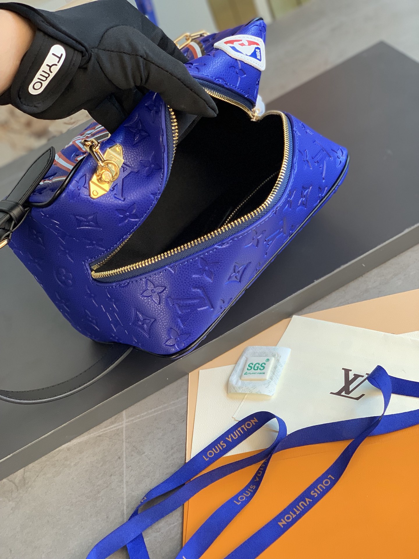 [TOP] Louis Vuitton LV X NBA Dopp Kit Bag Monogram Embossed Taurillon Leather 15x24x15cm - Blue