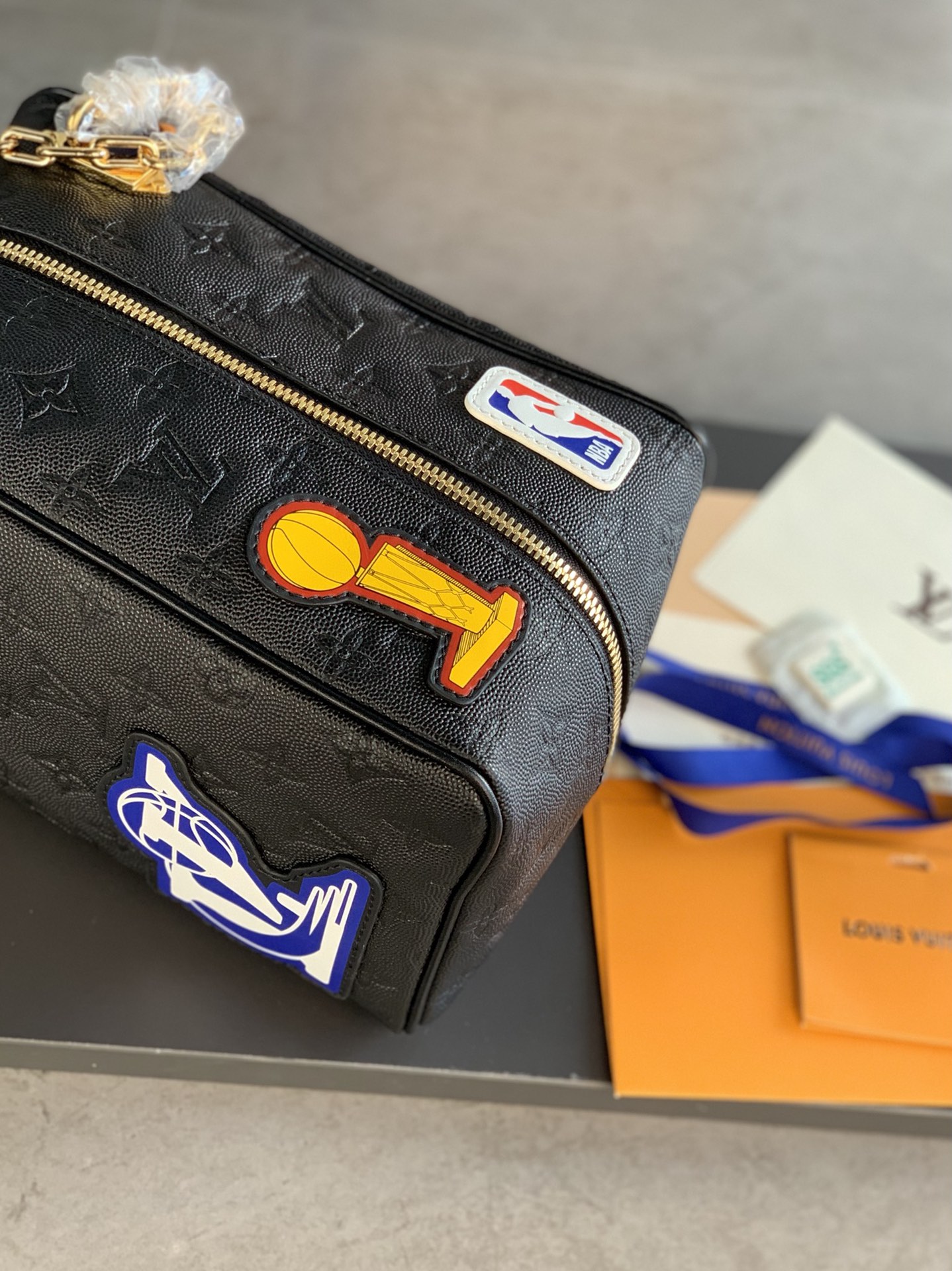 [TOP] Louis Vuitton LV X NBA Cloakroom Dopp Kit Bag Monogram Embossed Leather 15x24x15cm - Black