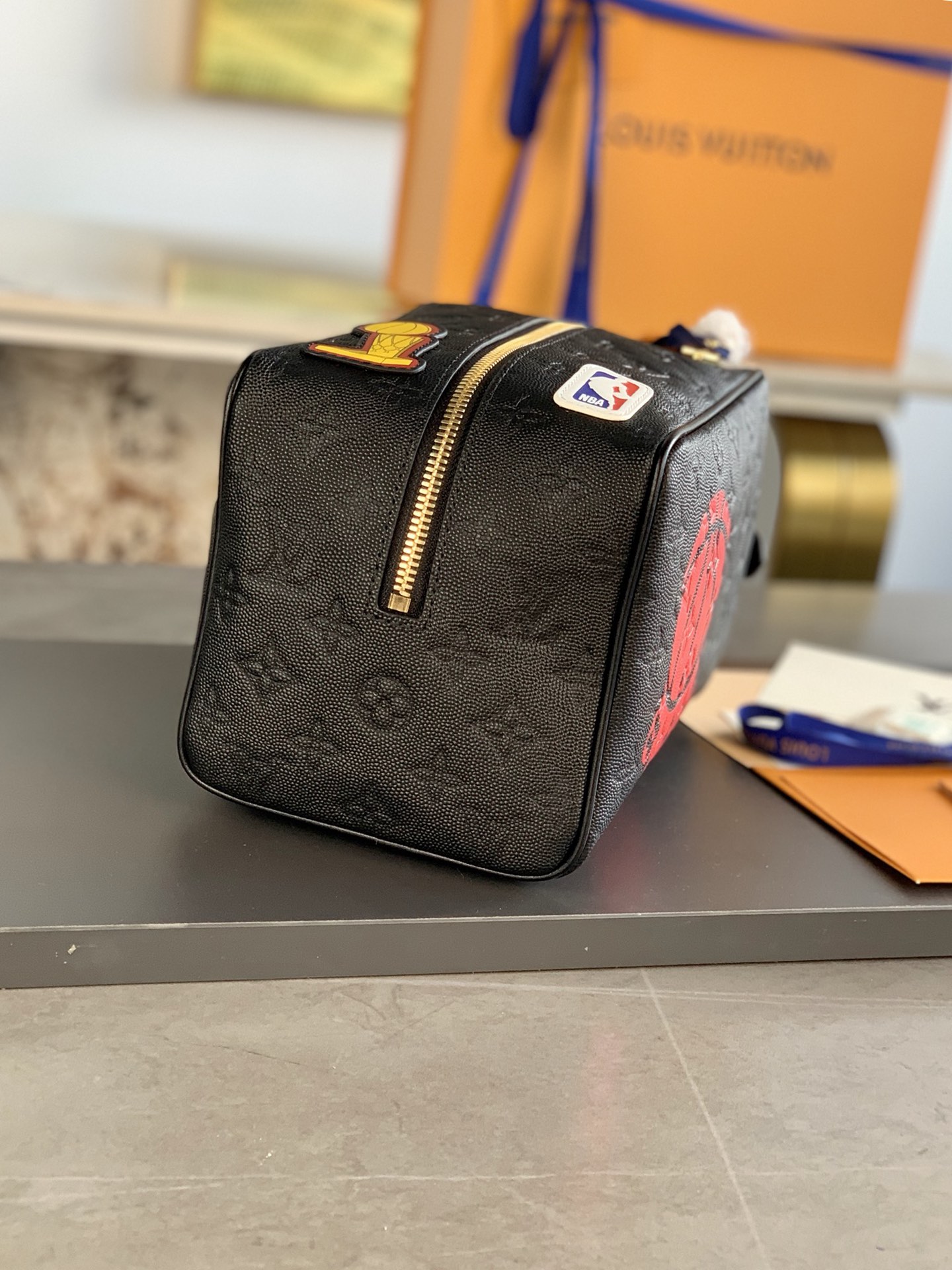 [TOP] Louis Vuitton LV X NBA Cloakroom Dopp Kit Bag Monogram Embossed Leather 15x24x15cm - Black