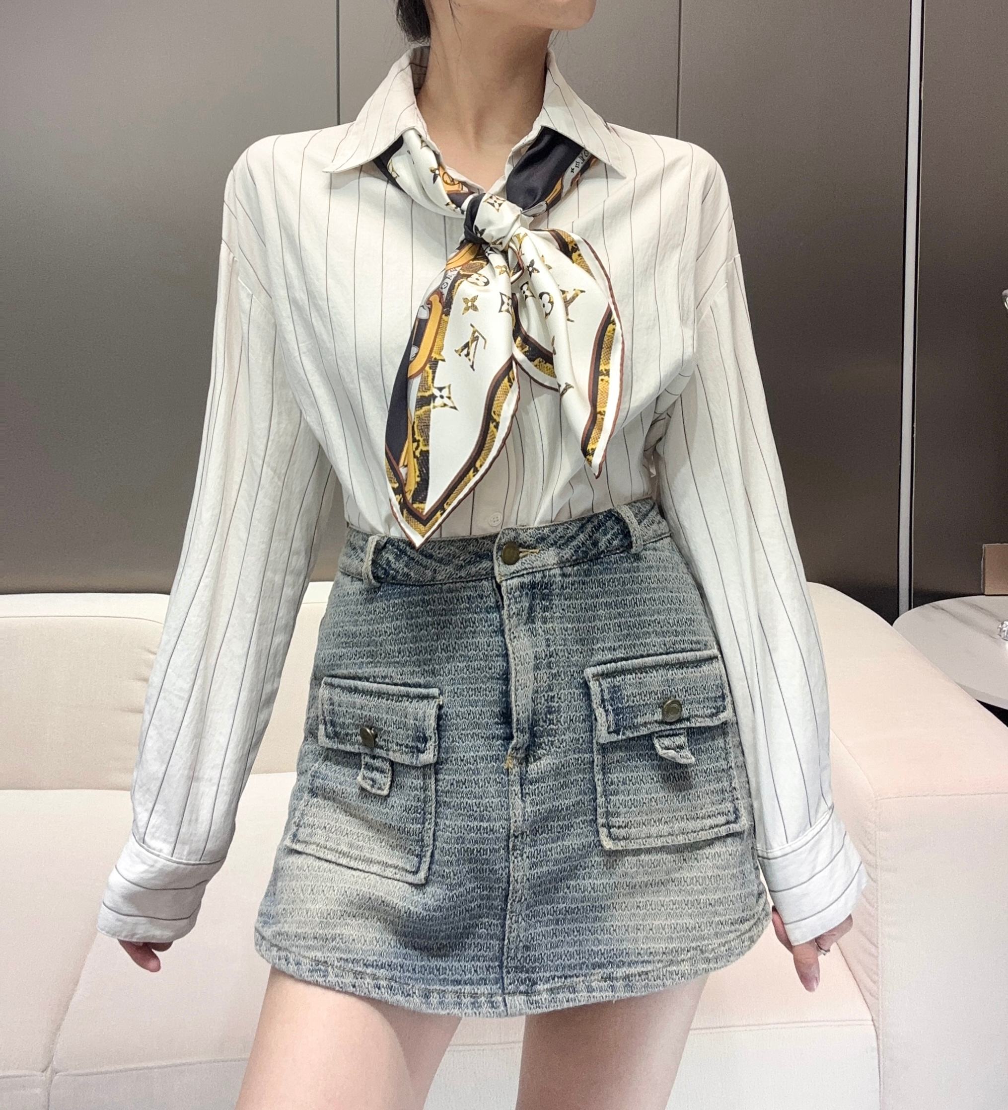 [TOP] Louis Vuitton LV Monogram Square Scarf 90 x 90 cm - White