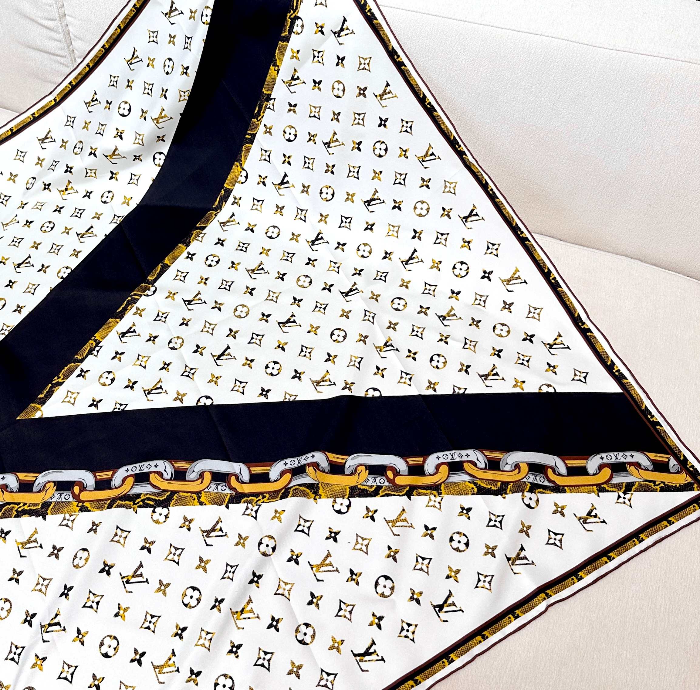 [TOP] Louis Vuitton LV Monogram Square Scarf 90 x 90 cm - White