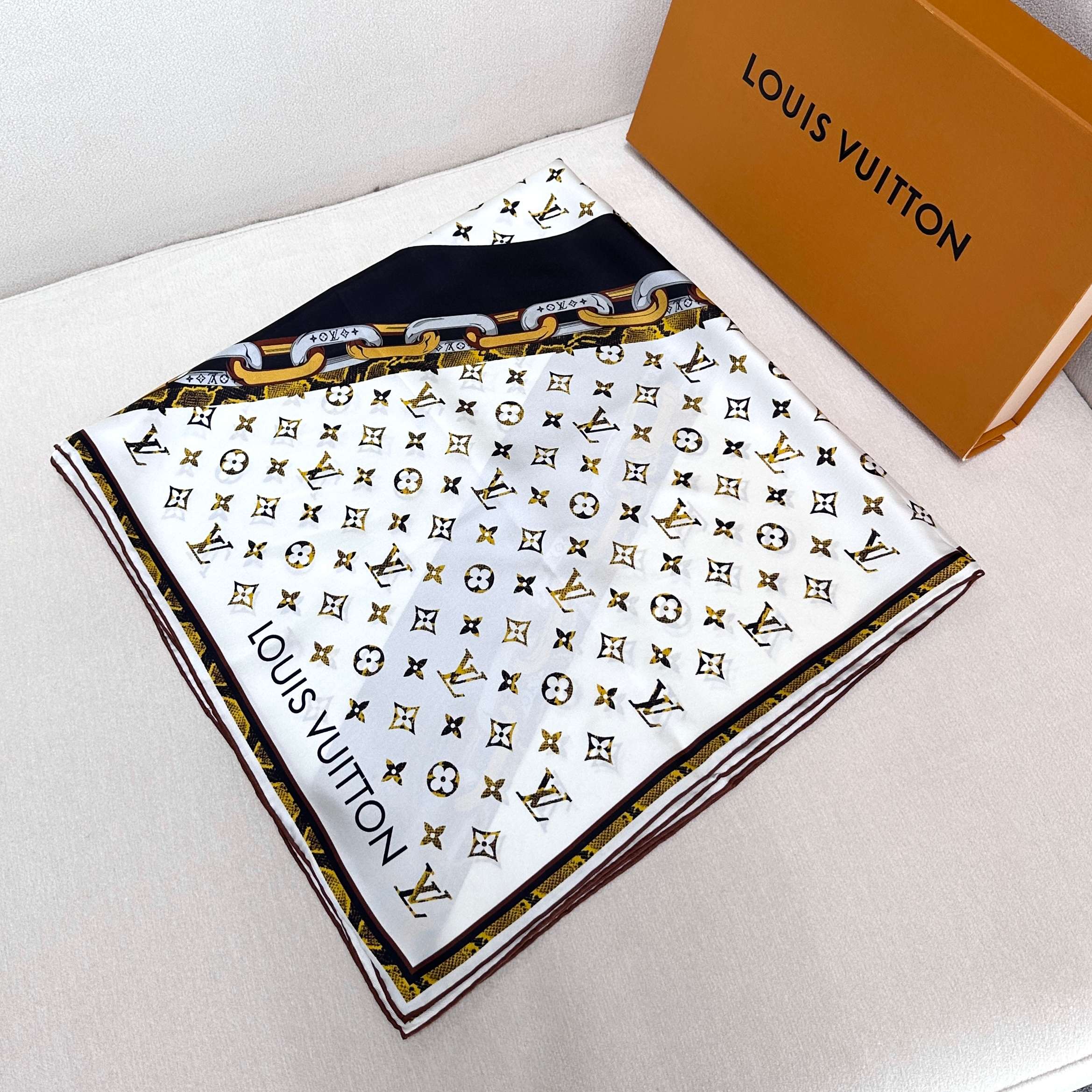 [TOP] Louis Vuitton LV Monogram Square Scarf 90 x 90 cm - White