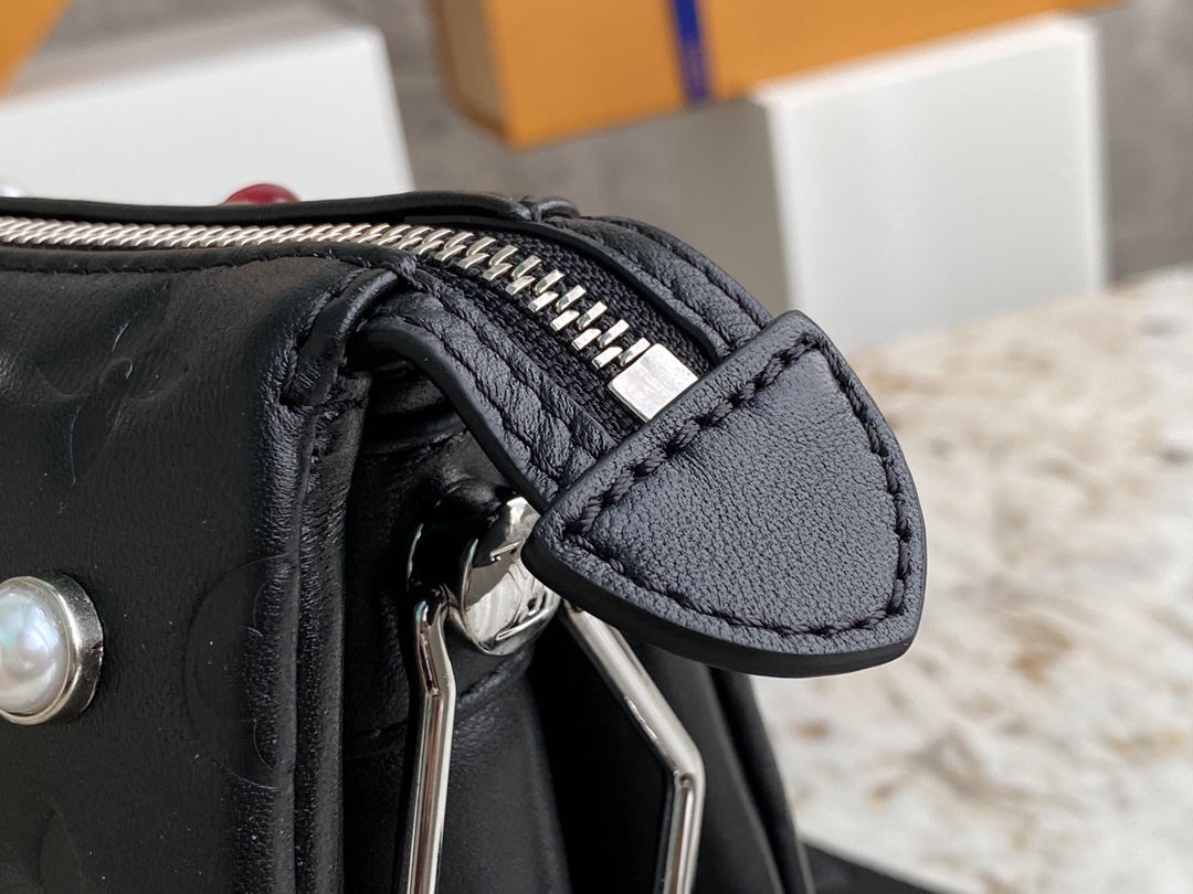 [TOP] Louis Vuitton LV Coussin Bag Vuittamins Capsule Collection 26x20x12cm - Black