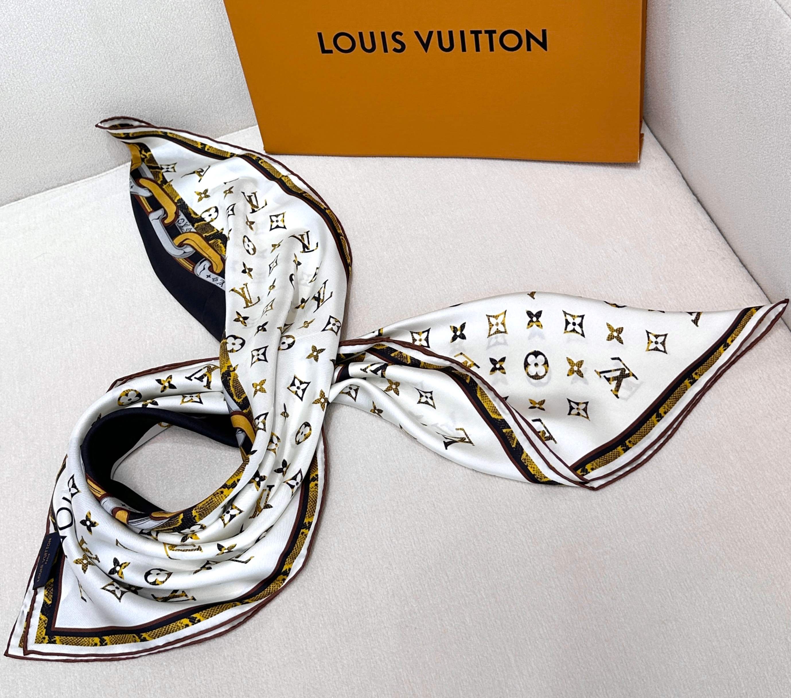[TOP] Louis Vuitton LV Monogram Square Scarf 90 x 90 cm - White