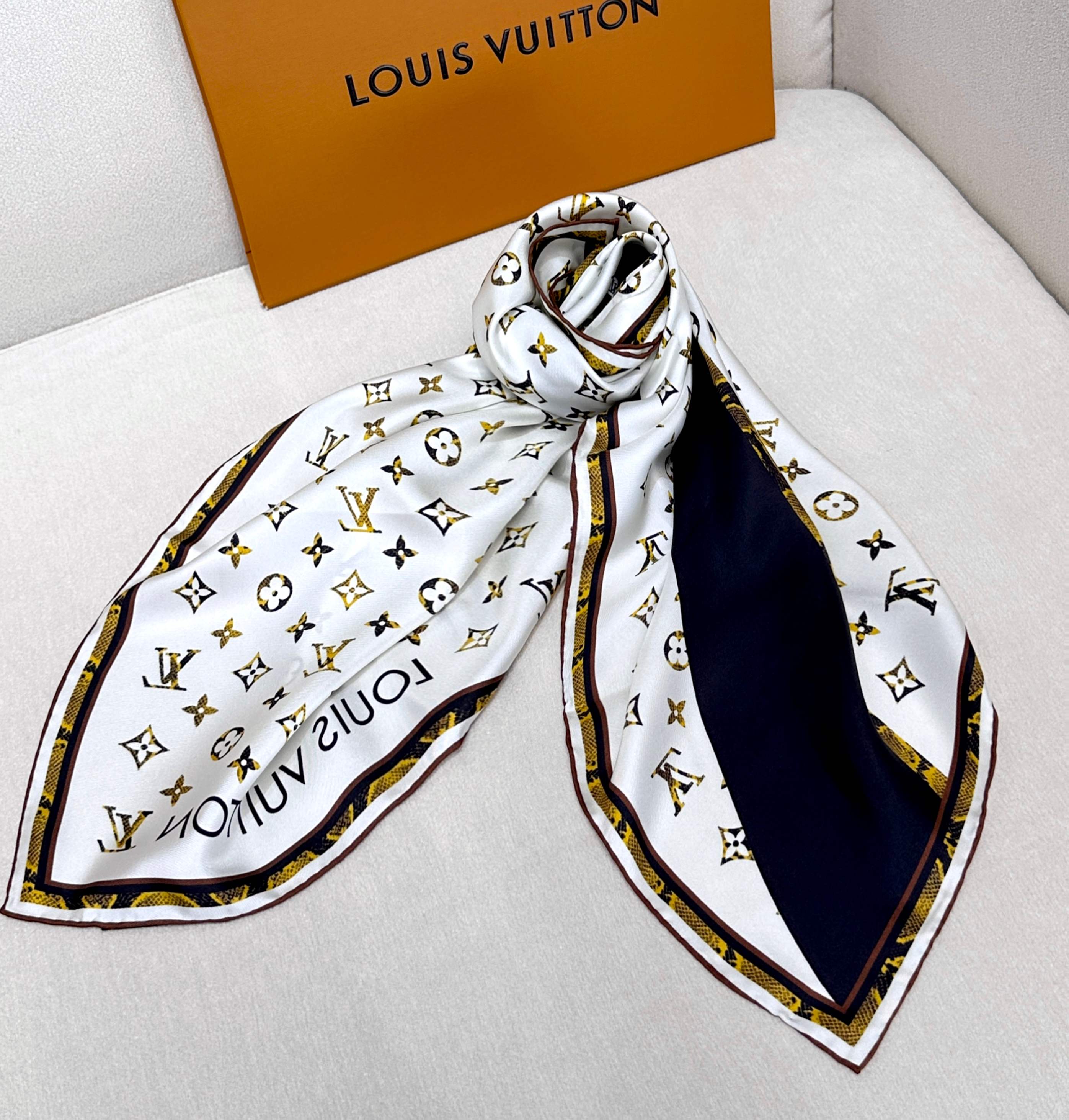 [TOP] Louis Vuitton LV Monogram Square Scarf 90 x 90 cm - White