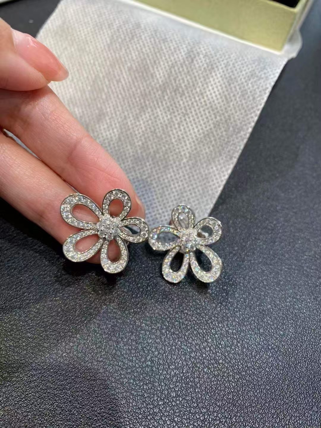 [TOP] Van Cleef & Arpels Earrings-Sliver