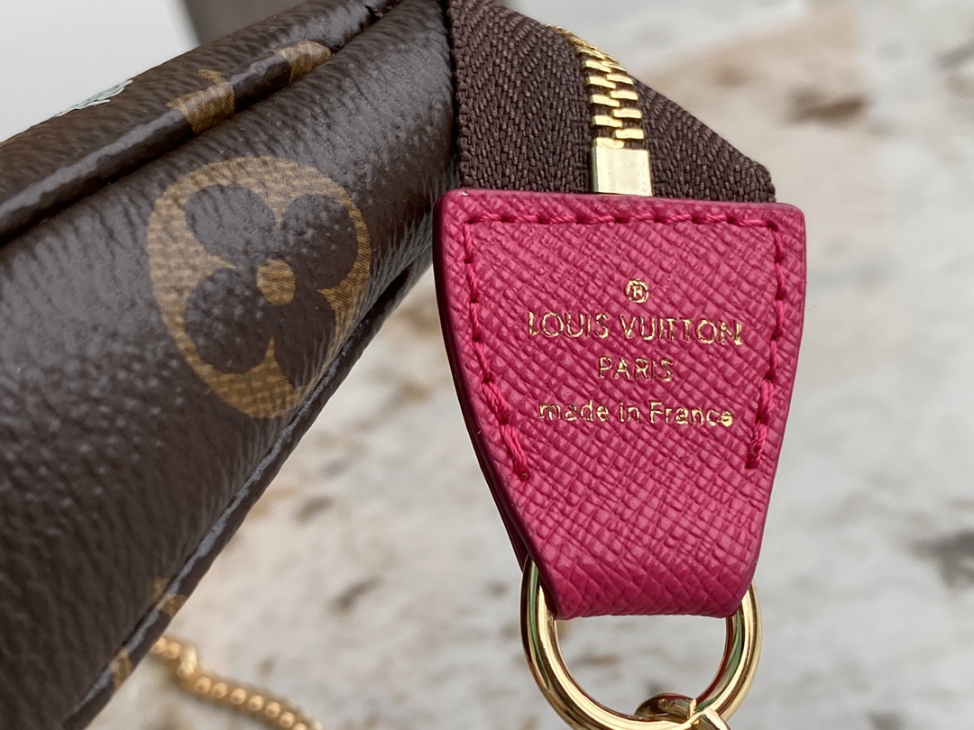 [TOP] Louis Vuitton LV Vivienne Holidays 2022 Mini Pochette Accessoires Bag 15.5x10.5x4cm - Brown