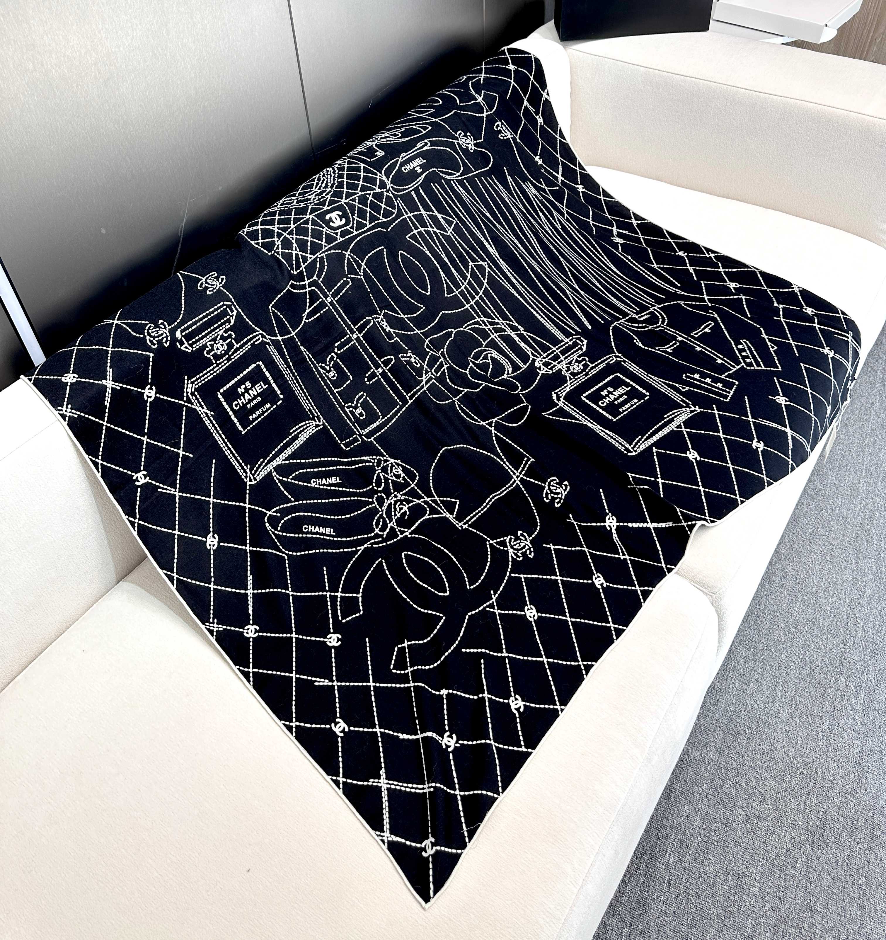 [TOP] CHANEL Silk Square Scarf 140*140cm - 2 Colors