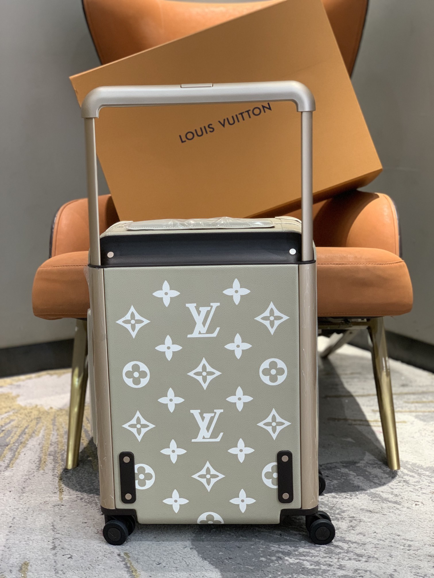 [TOP] Louis Vuitton LV Rolling Luggage Horizon 38.0 x 55.0 x 21.0 cm - 2 Colours