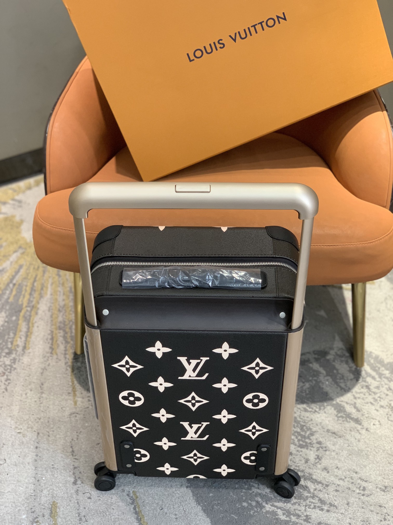 [TOP] Louis Vuitton LV Rolling Luggage Horizon 38.0 x 55.0 x 21.0 cm - 2 Colours